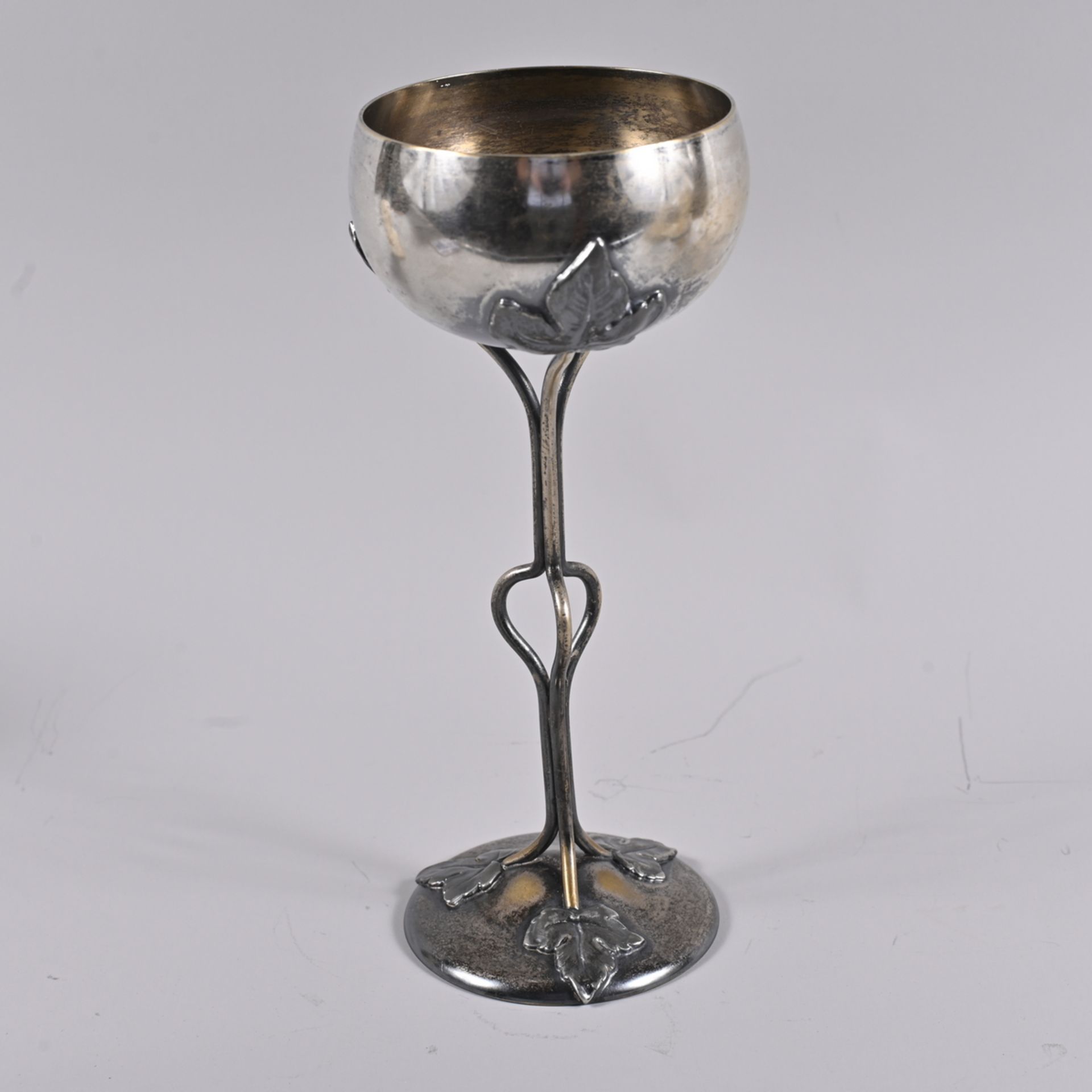 Jugendstil, Pokal, um 1900, Kelch, Schaft und Basis mit Weinranken-und blättern, Messing versilbert,