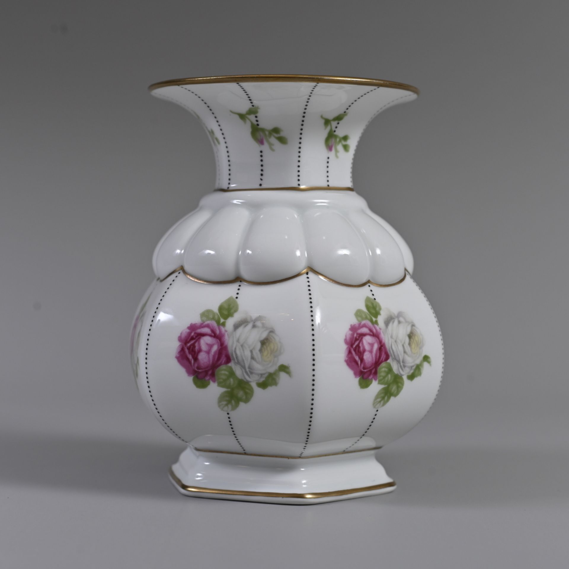 Rosenthal, Vase, um 1920, Model v. Ph. Rosenthal, Rosendekor, Goldstaffage, H. 14 cm