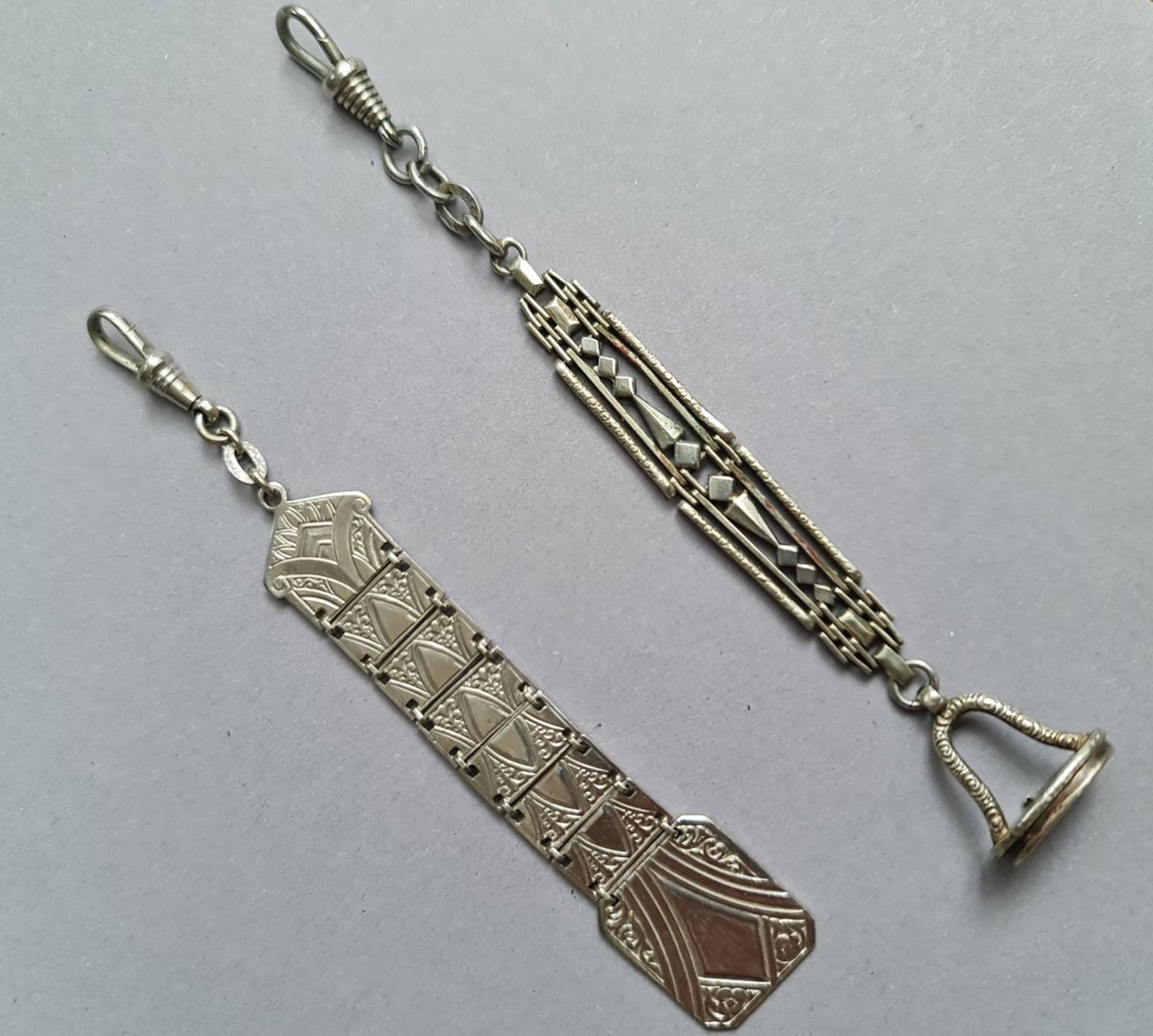 Zwei Chatelaine, 1x mit Siegel ungraviert, beides Neusilber in gutem Zustand, um 1910/20, L 12 cm