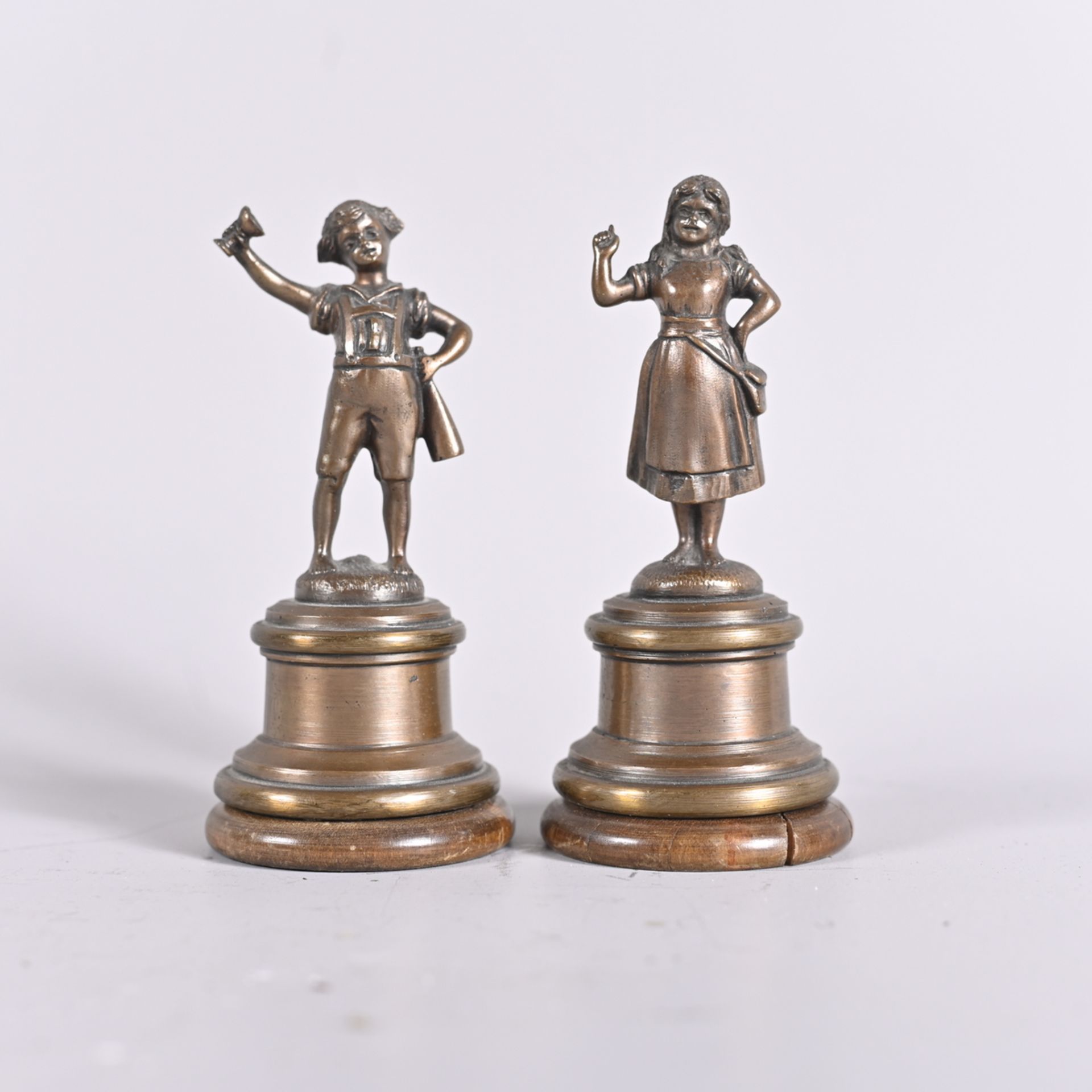 Bronzepaar-Miniaturen, Mädchen mit erhonenem Zeigefinger und trinkender Knabe mit Weinflasche, auf