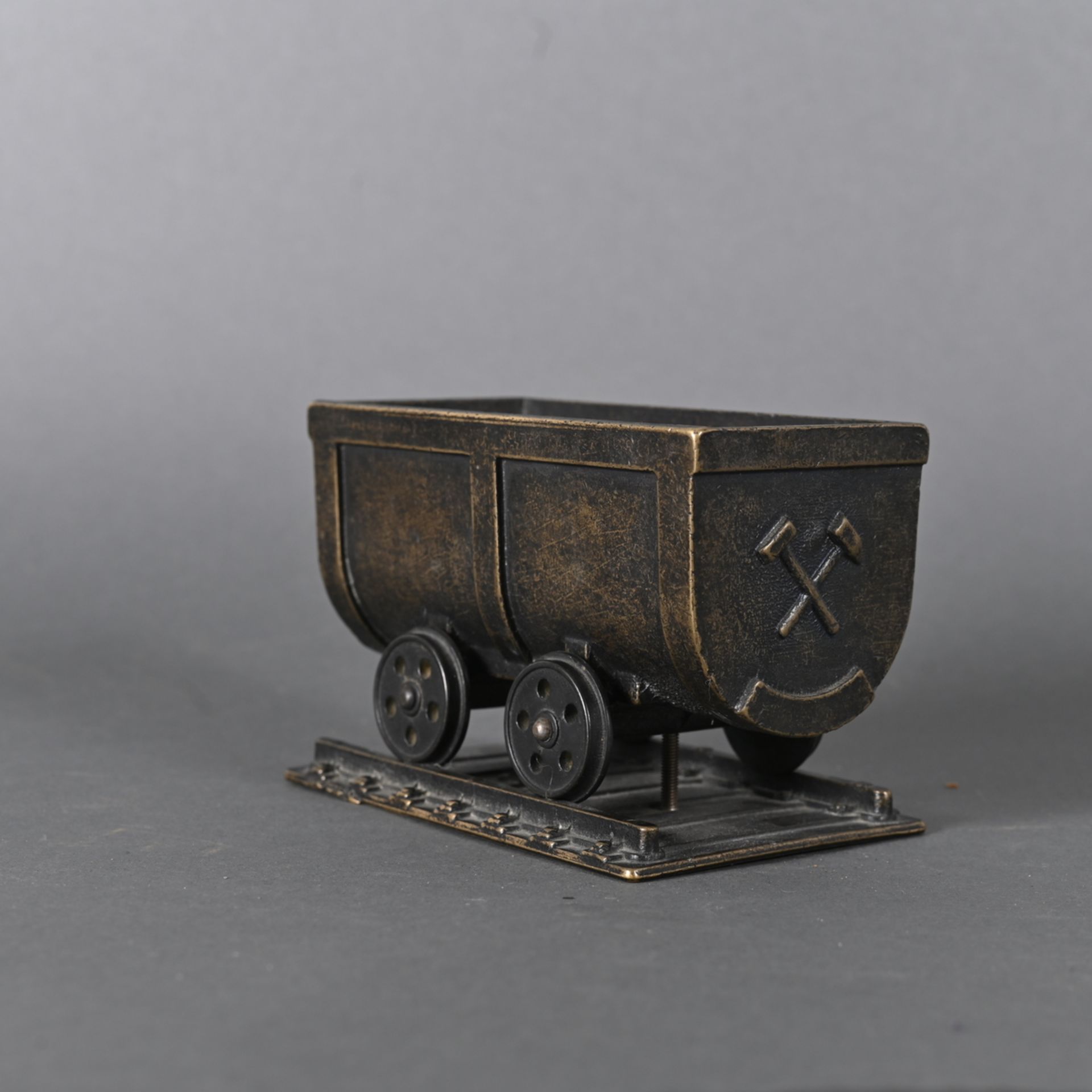 Lore, Bronze, Modell auf Schienenteil montiert, sehr guter Zustand, innenseitig Gießereistempel