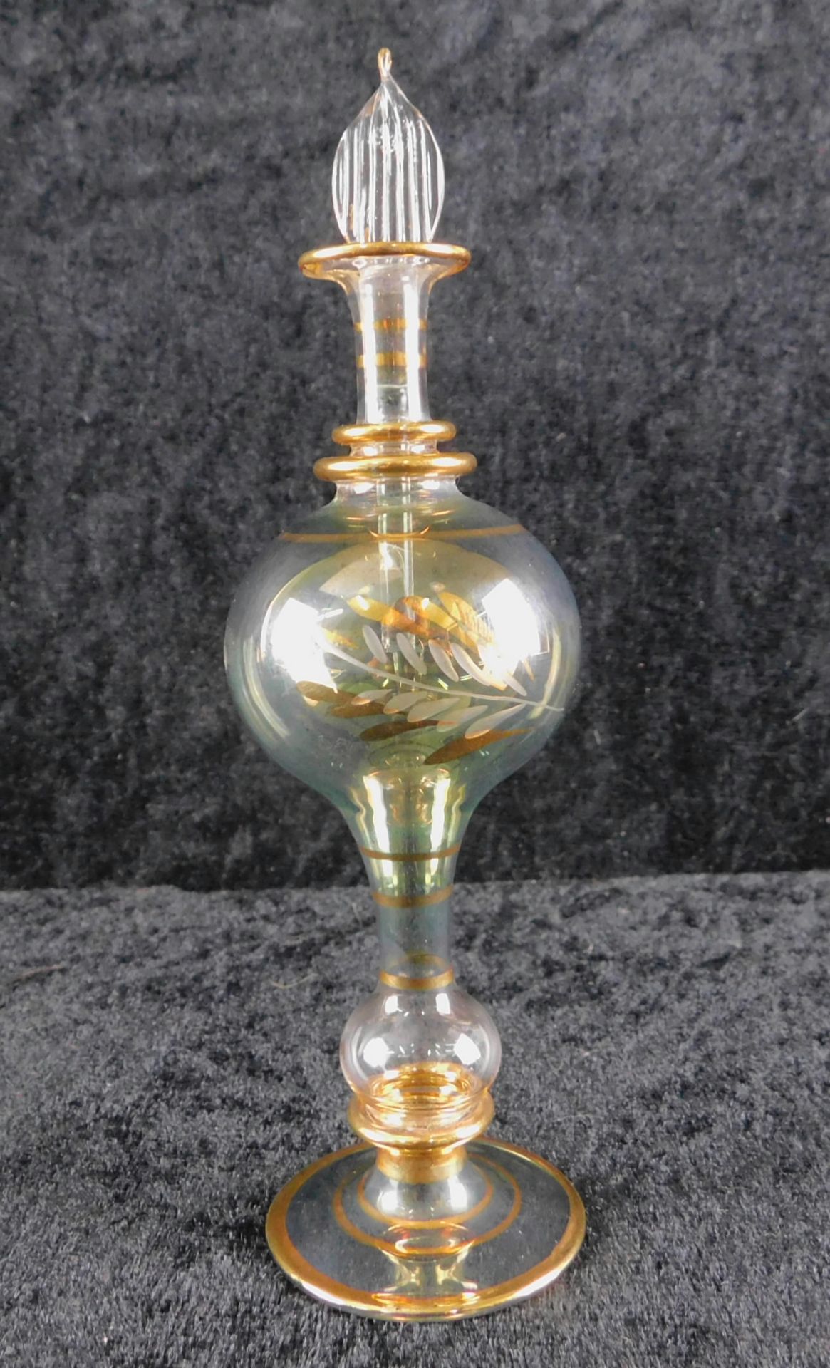 Kleiner Flacon, getöntes Glas mit geschliffenem Blatt-u. Blumendekor, Goldzier, h: 15,5 cm<