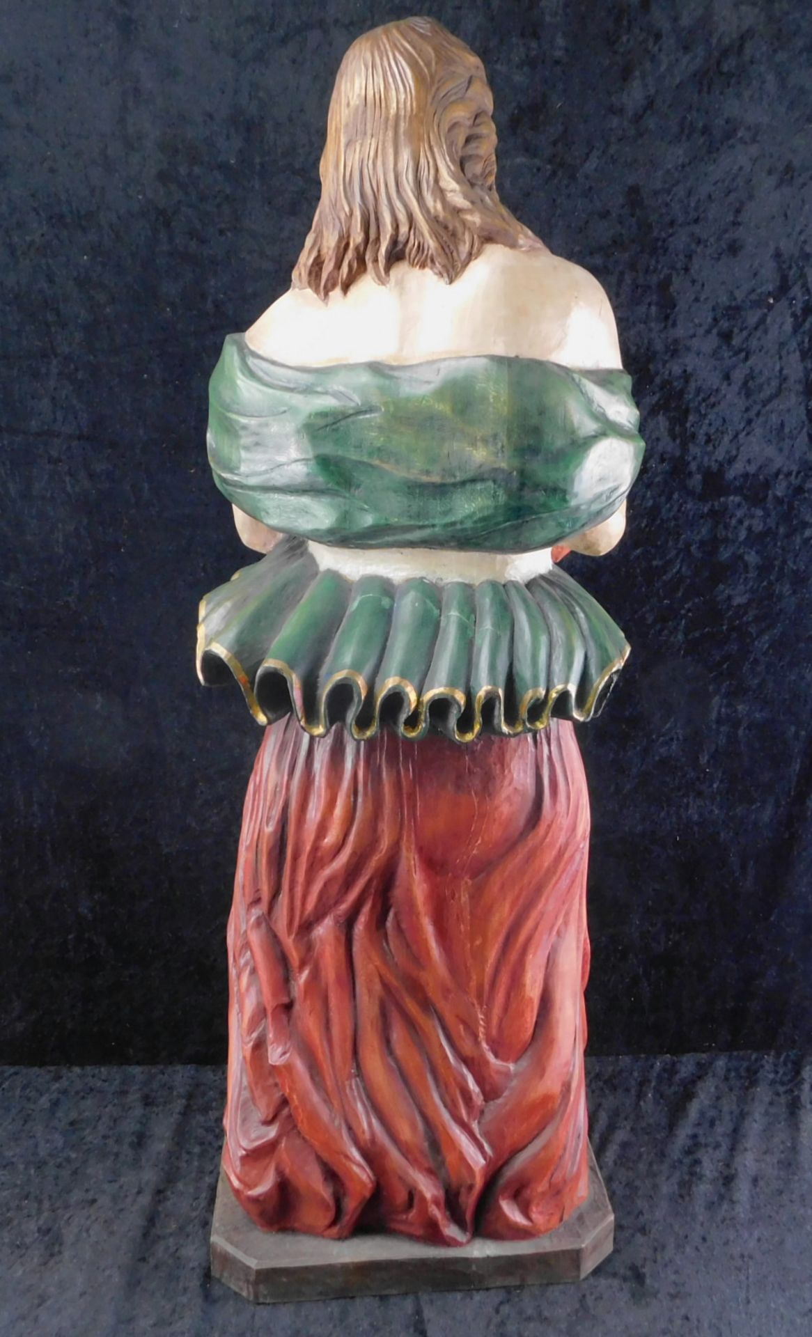 Skulptur, süddeutsch, Zigeunerin mit Krug, 2.H.20.Jhdt., Holz geschnitzt, polychrome Fassung, H - Image 2 of 2