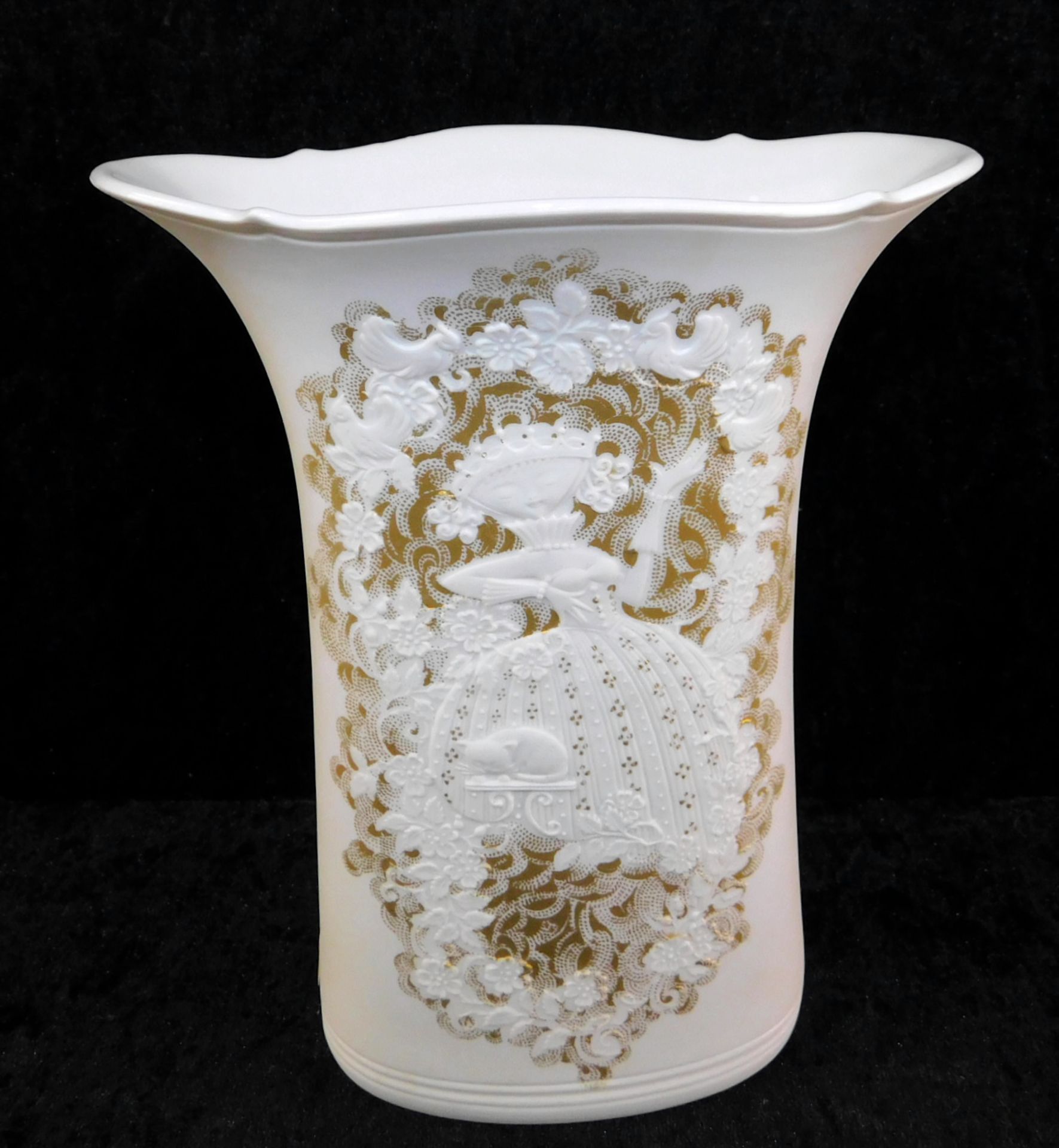 Vase, Kaiser Porzellan, 2. H. 20.Jhdt., reliefiertes Dekor Rhapsodie mit Goldzier, h: 20 cm u. 1