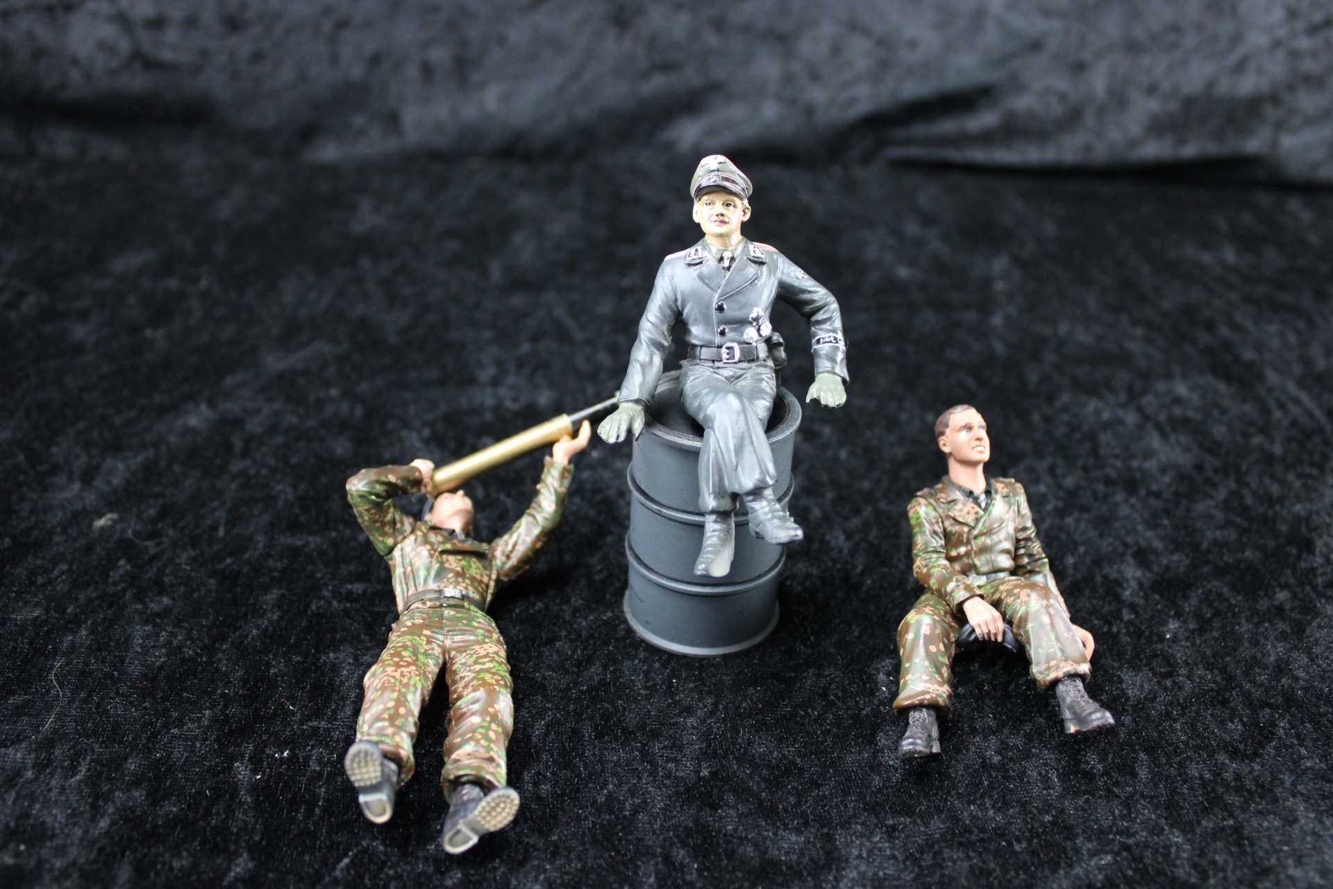 Revell/Torro, 3 Figuren (1/16) und ein Fass Höhe 6 cm für militärischen Modellbau.