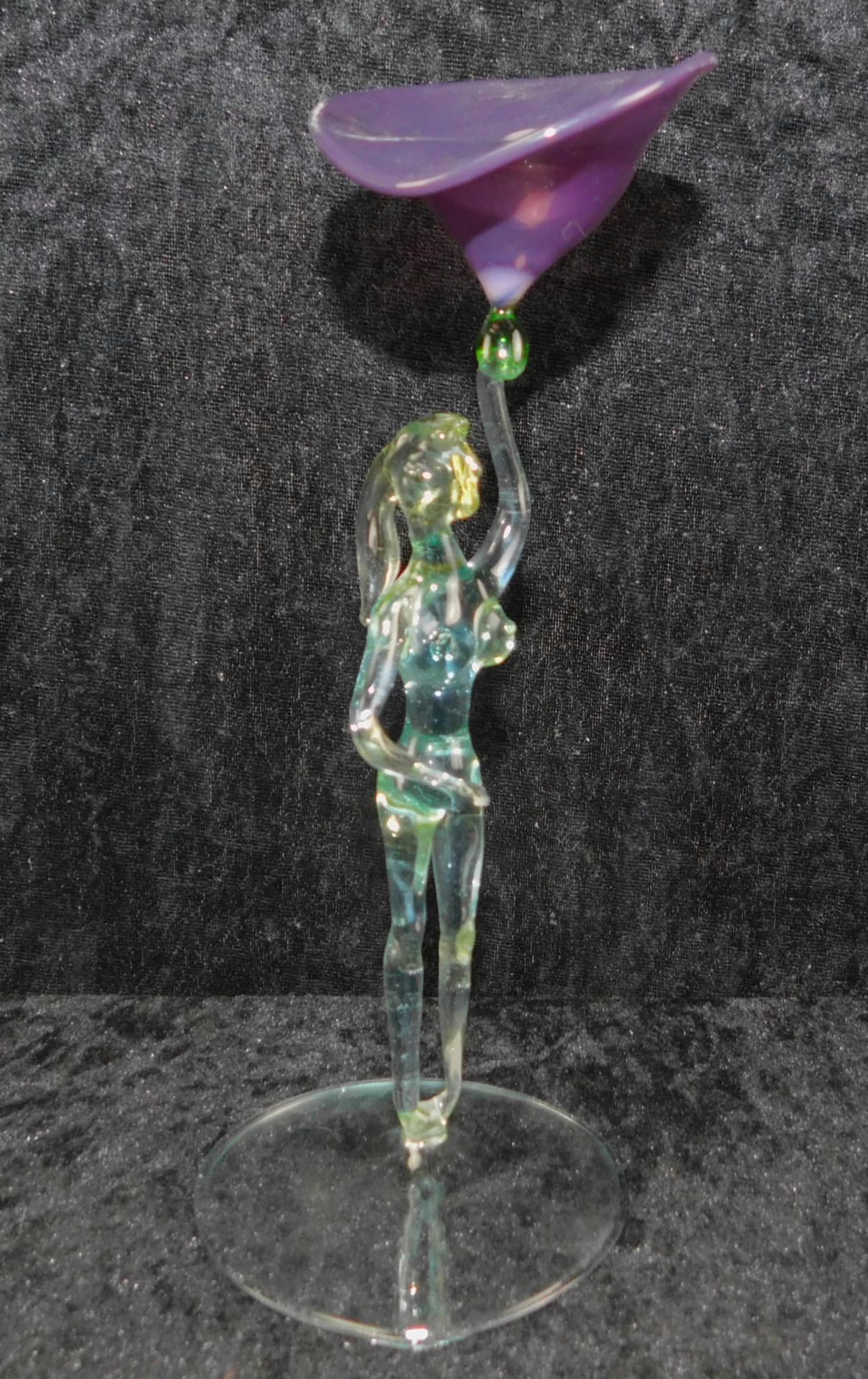 Fischland-Darss, mundgeblasenes Sammlerglas, mit vollplastischer Figur, h: 23 cm , Ø 9 cm<b