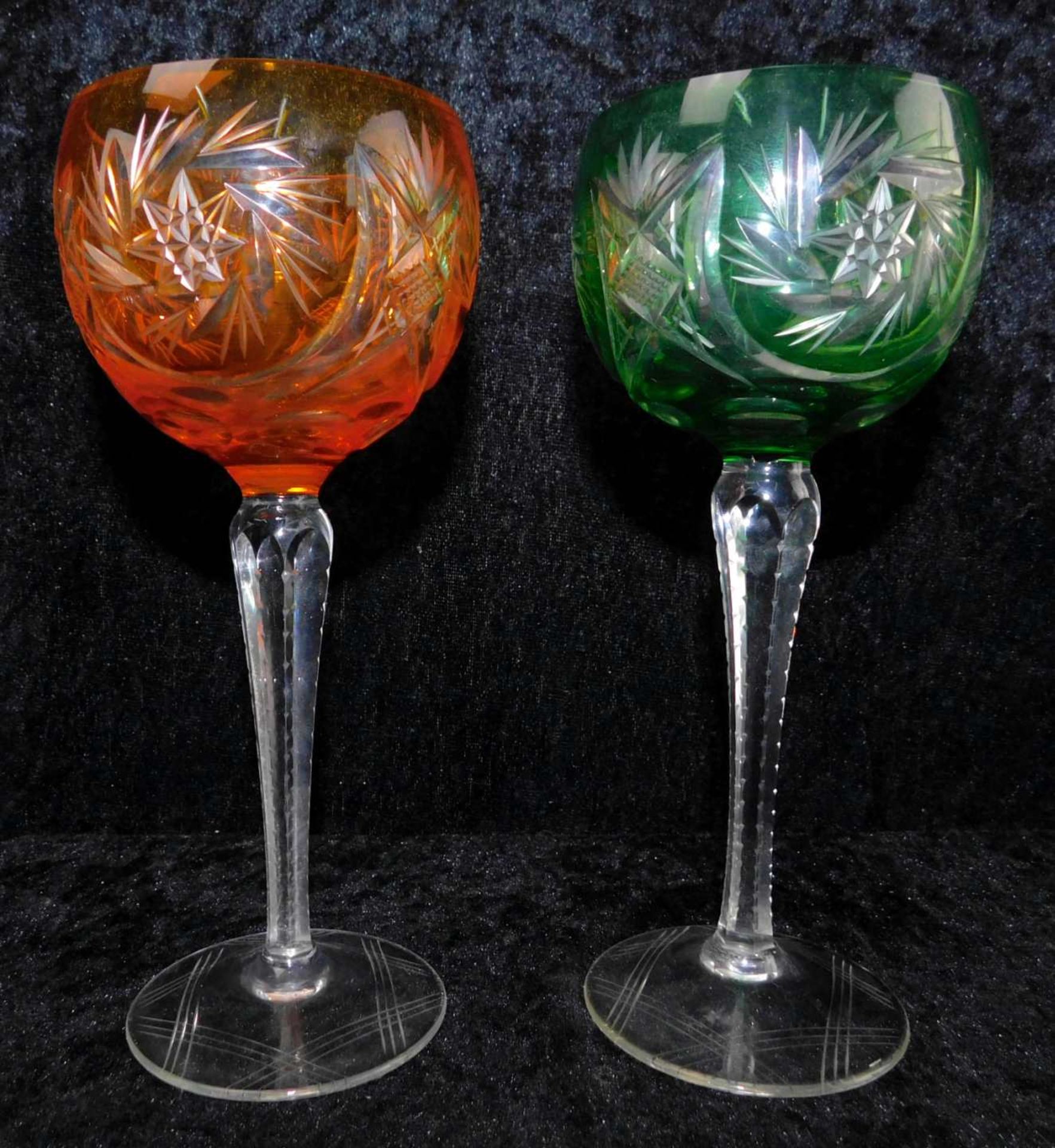 Paar Römer, Böhmen um 1900, geschliffenes, farbloses Kristallglas, grün und orangefarben übe