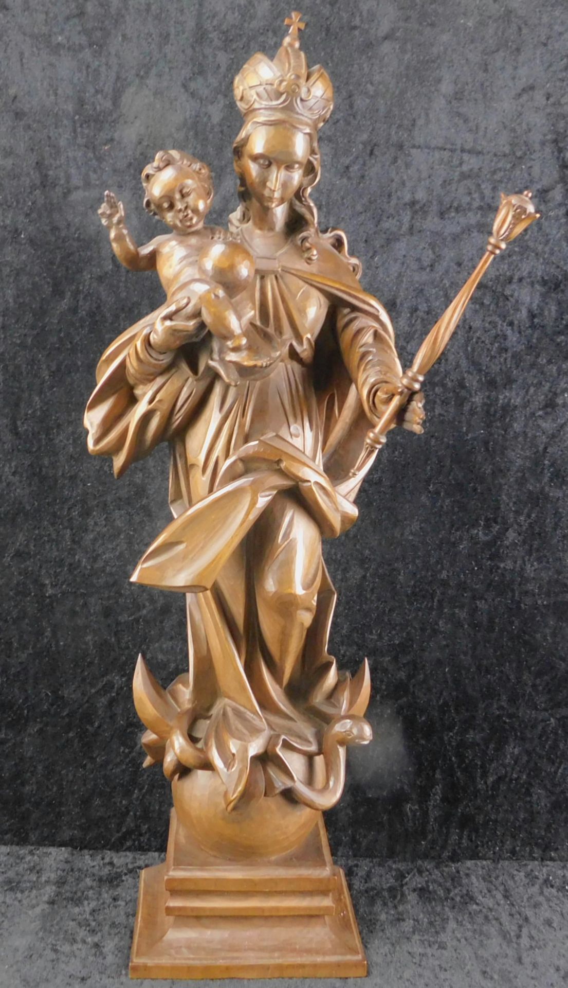 Madonna mit Kind, Holzskulptur auf Eck-Konsole, 2.H.20.Jhdt., Stempel Holzschnitzerei Kaiserberg - Image 2 of 3