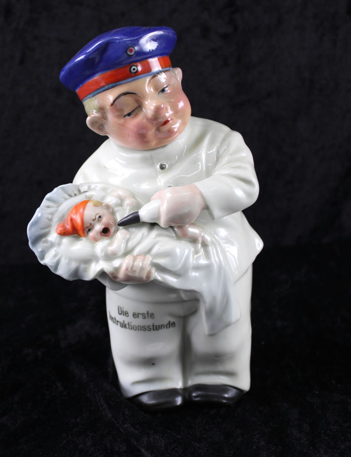 Scherzflasche, Seemann mit Baby, Sinnspruch, Keramik um 1920, h: 21 cm"Die erste Instr