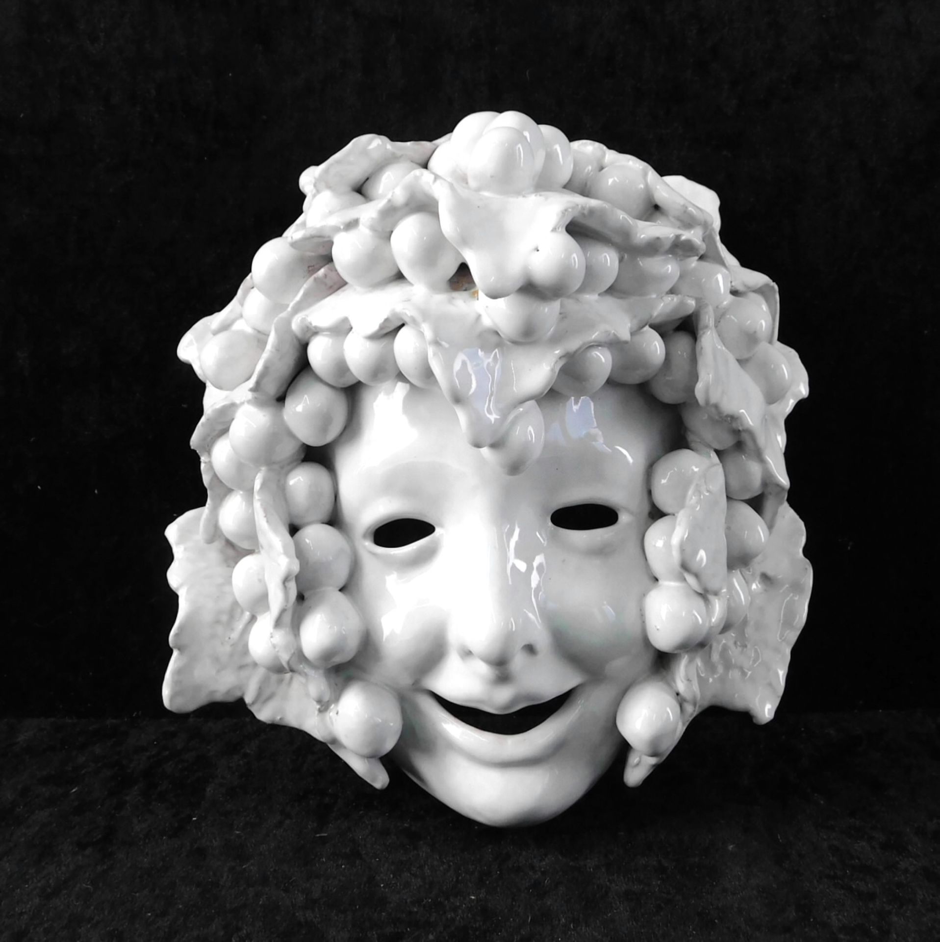 Maske Terracotta, Venedig, 2. H. 20. Jhdt., weiß emailliert, Höhe 23 cm, Briete 22 cm<br /