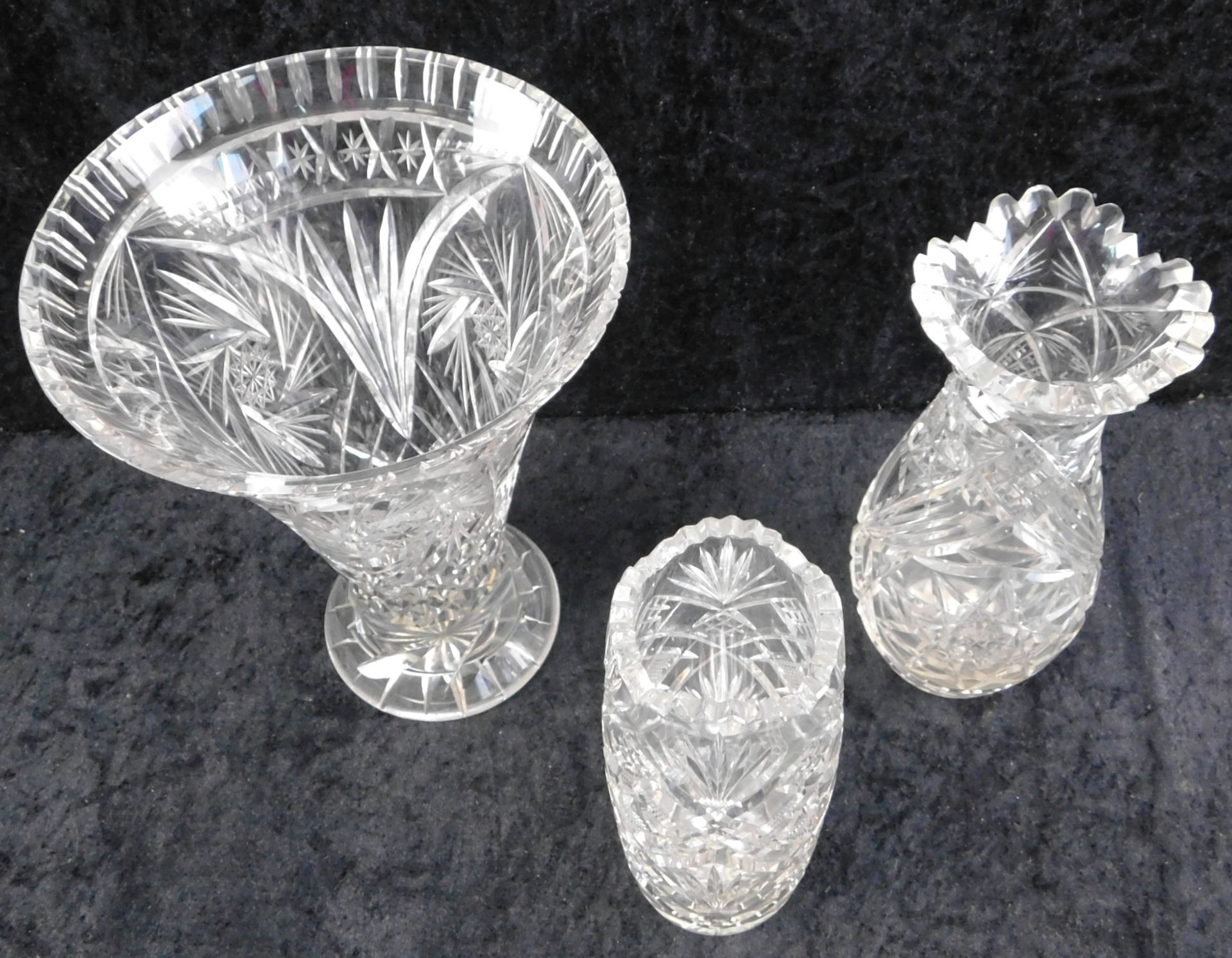 Konvolut Vasen, 3-tlg., Kristallglas geschliffen, Sternschliff, Höhe 21,5 bis 26,5 cm, Ø 7,5 b - Bild 2 aus 2