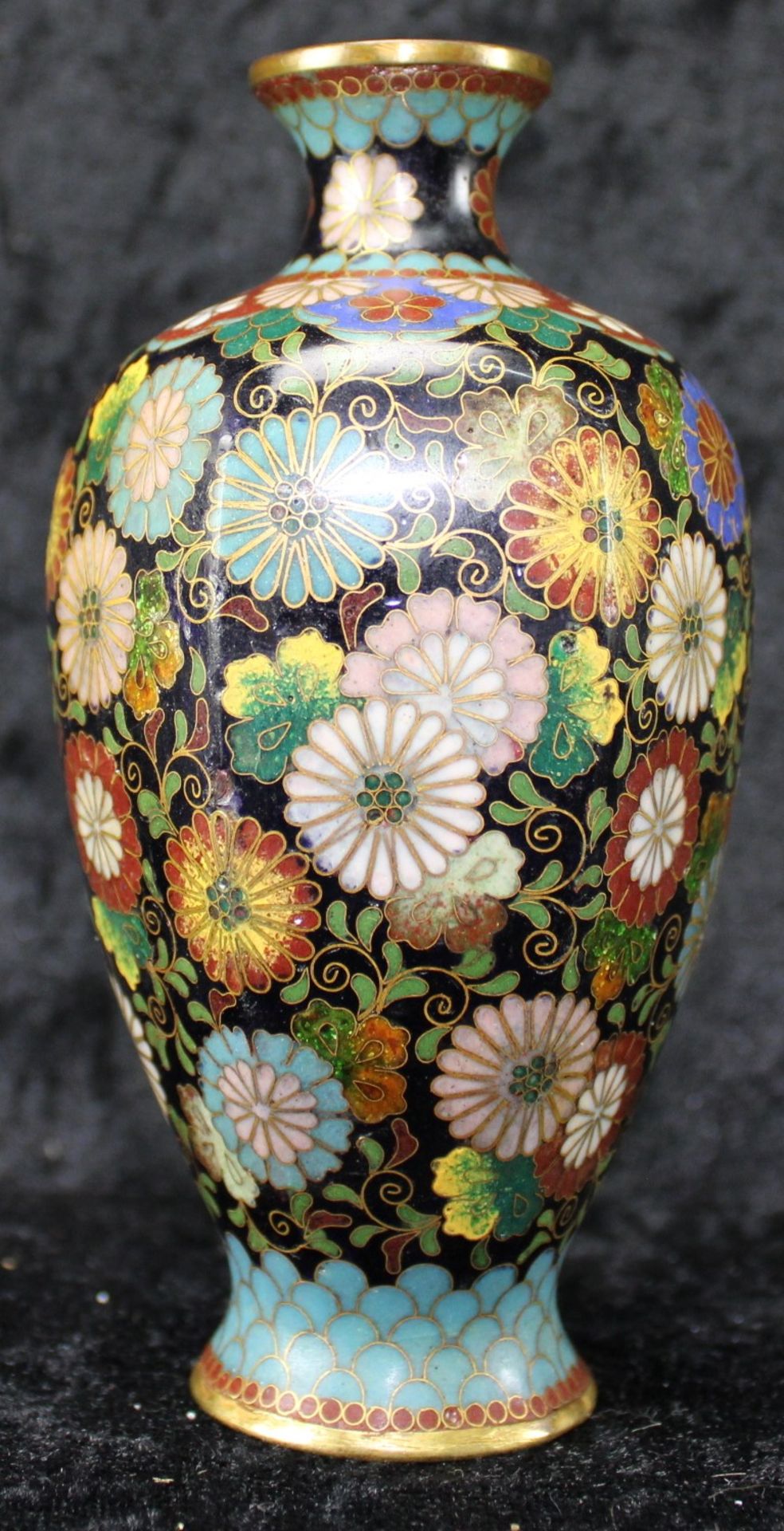 Vase, Cloisonné, Blumen Muster, Höhe 12cm, Ø 6cm. Signiert.