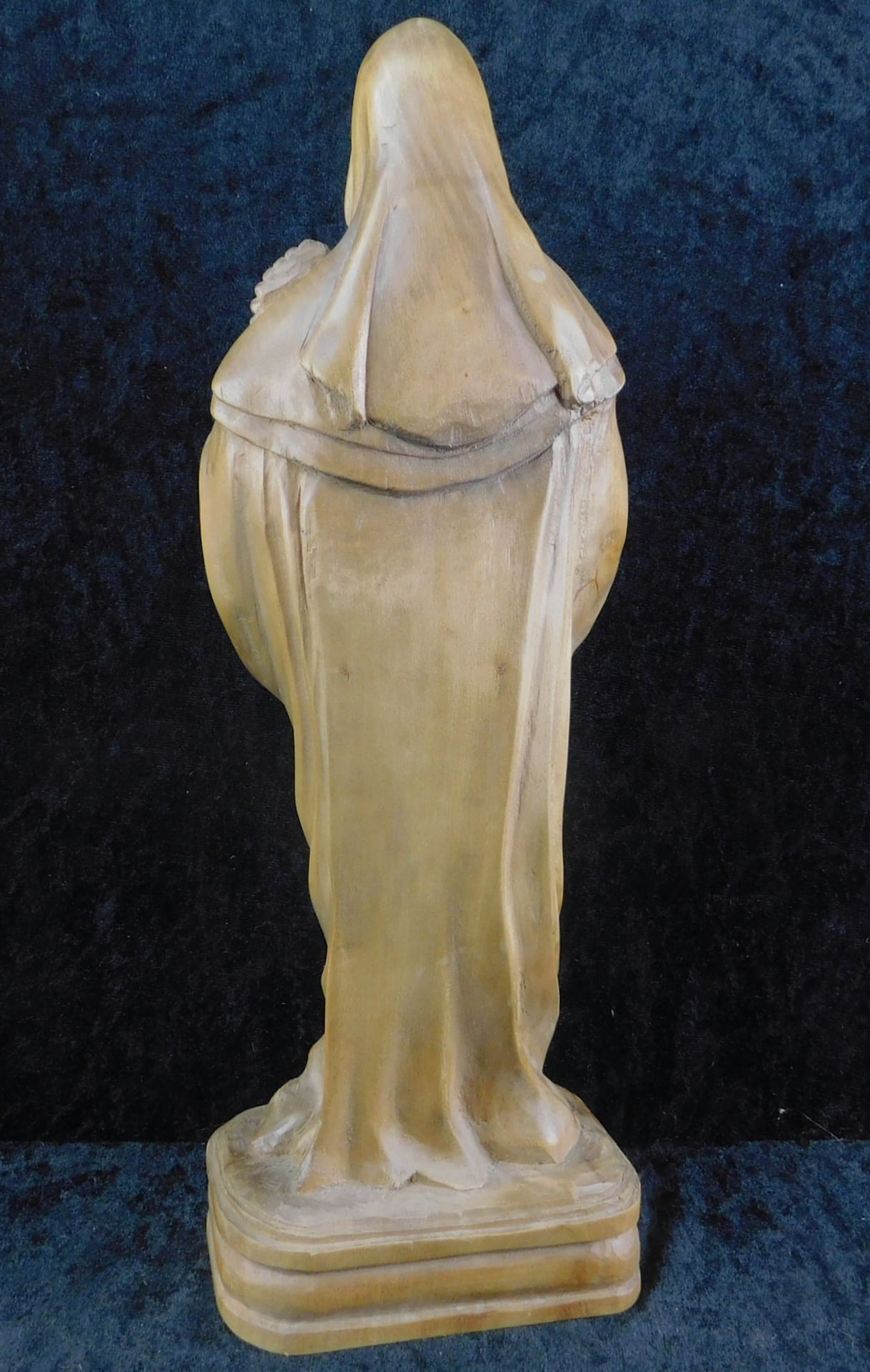 Skulptur, süddeutsch, Hl. Klara mit Monstranz, 2.H.20.Jhdt., Lindenholz geschnitzt, Höhe 39 cm - Image 2 of 2