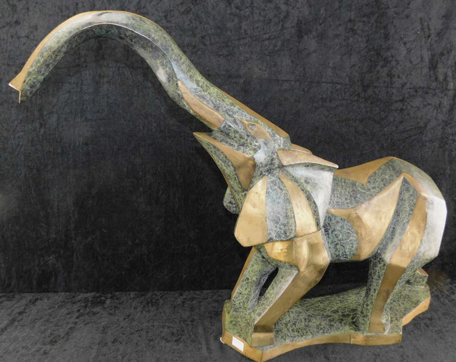 Elefant, Bronzeskulptur, 20.Jhdt., grün patiniert, abstrakte vollplastische Darstellung eines s