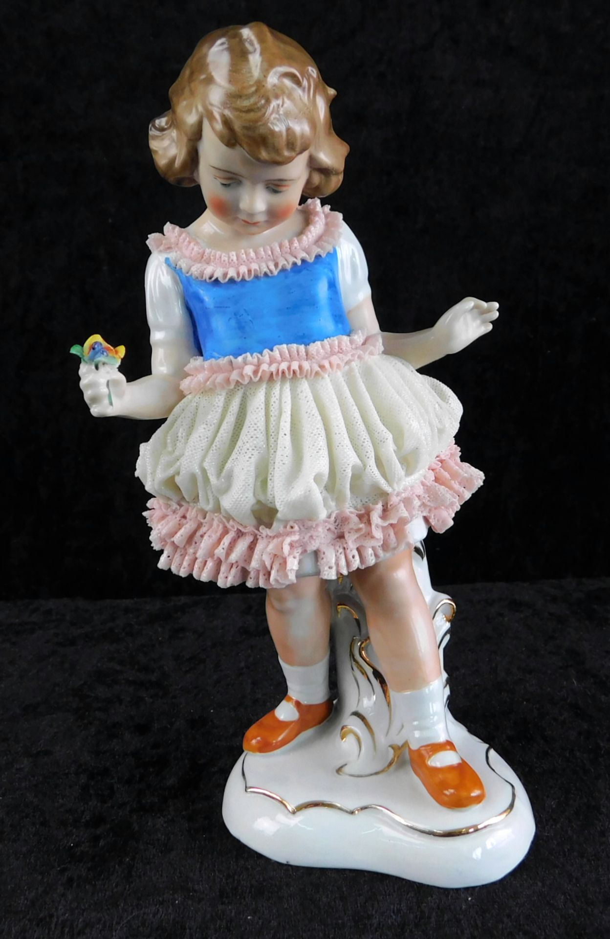 Porzellan-Figur um 1940, Leube & Co., Reichmannsdorf, Mädchen im Spitzenröckchen, h: 20 cm,Ø