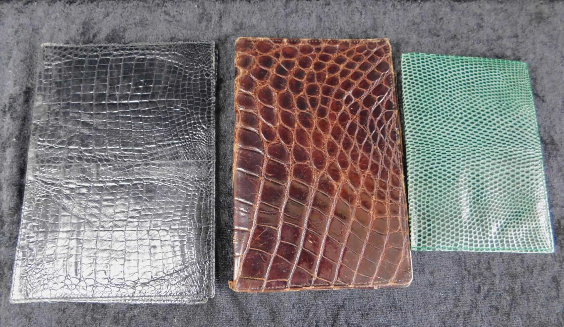 3 Brieftaschen, Reptilleder, 1970 er Jahre, schwarz, braun u. grün gefärbt