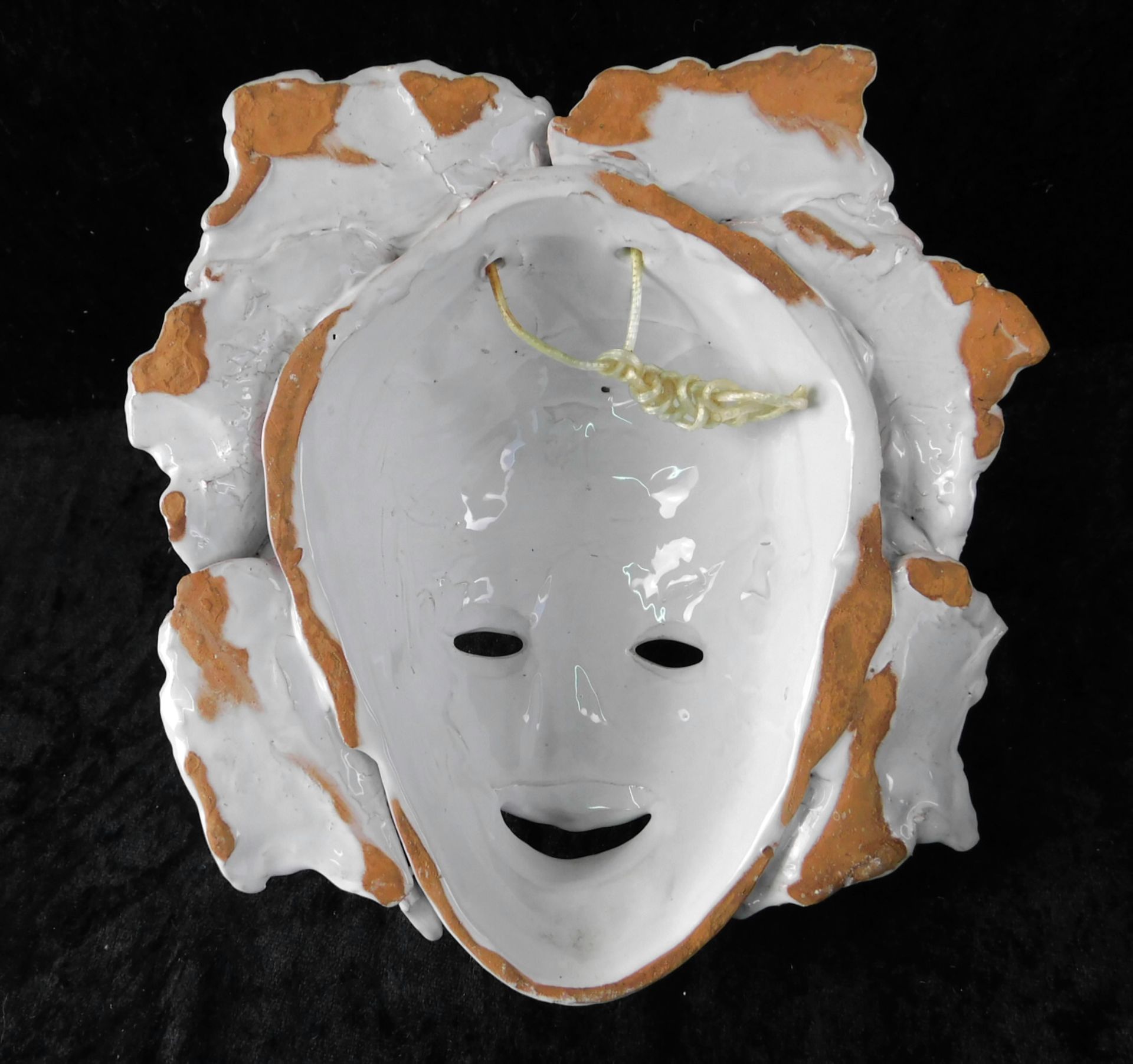 Maske Terracotta, Venedig, 2. H. 20. Jhdt., weiß emailliert, Höhe 23 cm, Briete 22 cm<br / - Bild 2 aus 2