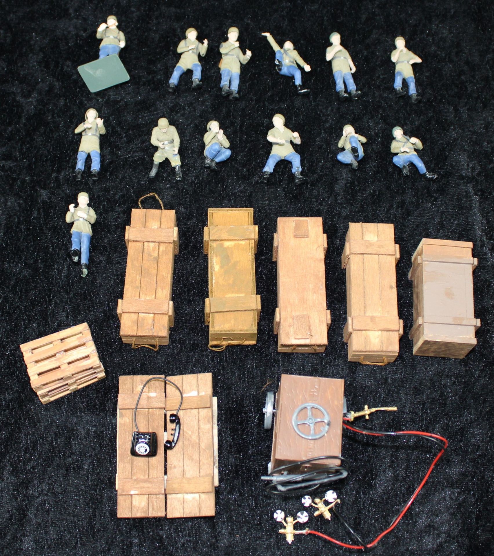 Konvolut, Zubehör für militärischen Modellbau, Figuren, Kisten u.a., ca. 25 Teile, Figuren: c