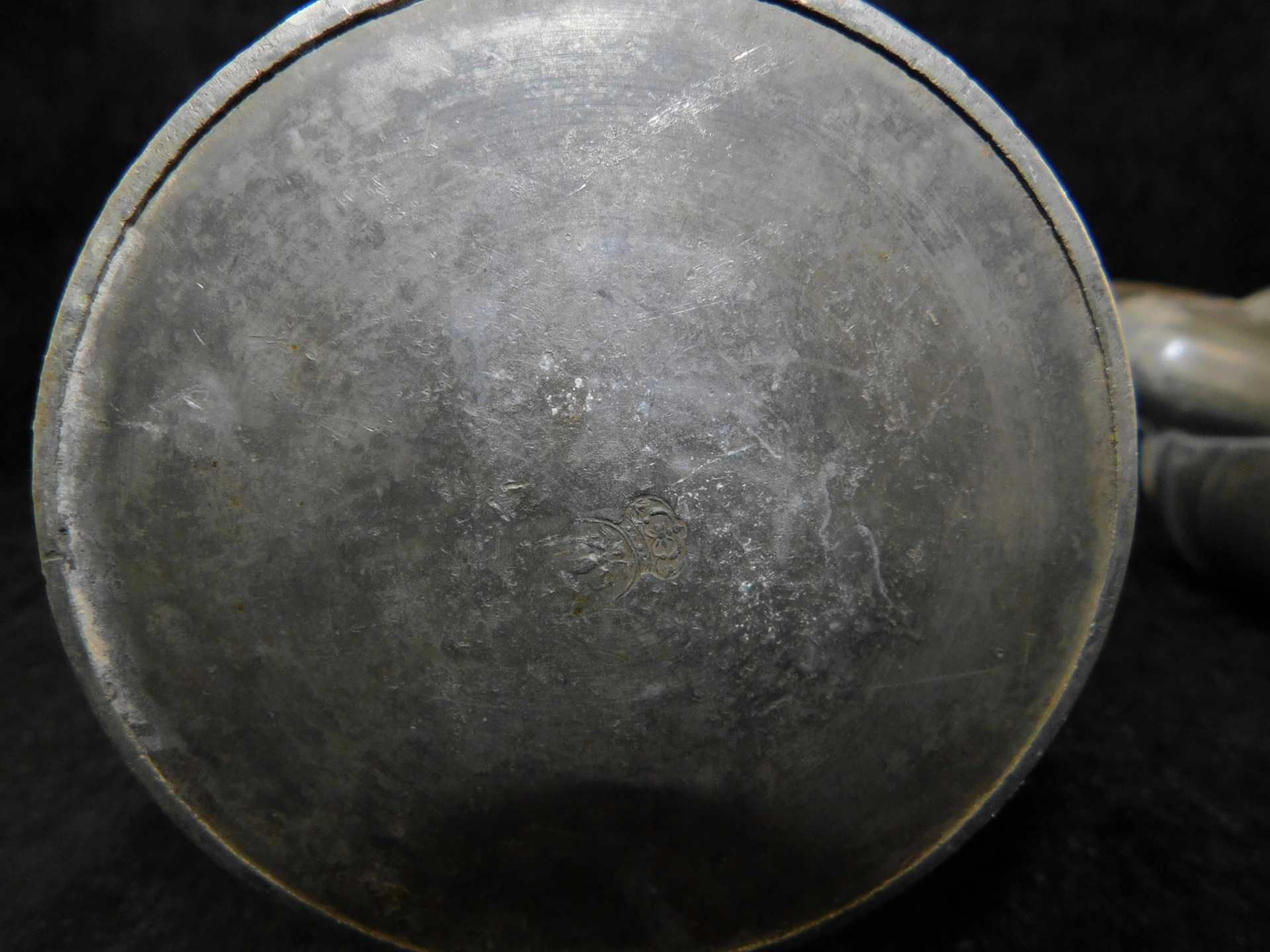 Zinn, 2-tlg., Schwanenhalskanne um 1800 u. Deckelkrug 1. H.20.Jhdt.Kanne mit Holzgriff - Bild 3 aus 5
