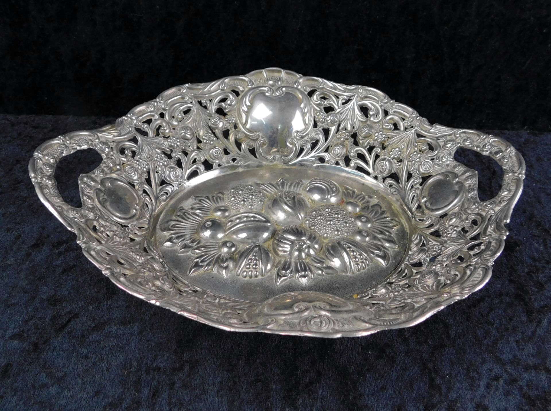 Durchbruch Schale, Metall, reliefierte Obst- und Blumenornamentik, 2.H.20.Jhdt., 31 x 27 cm, h: