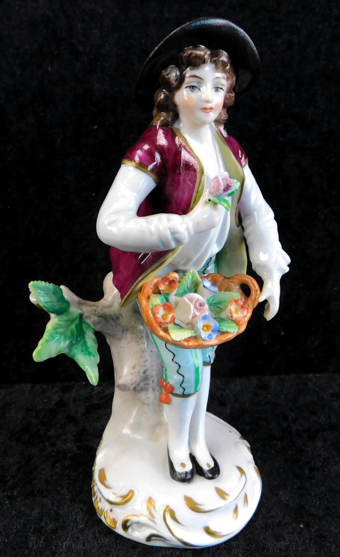 Porzellanfigur, Gärtner auf Baumstamm sitzend, Sitzendorfer Porzellanmanufaktur, 1.H.20.Jhdt., - Bild 2 aus 4