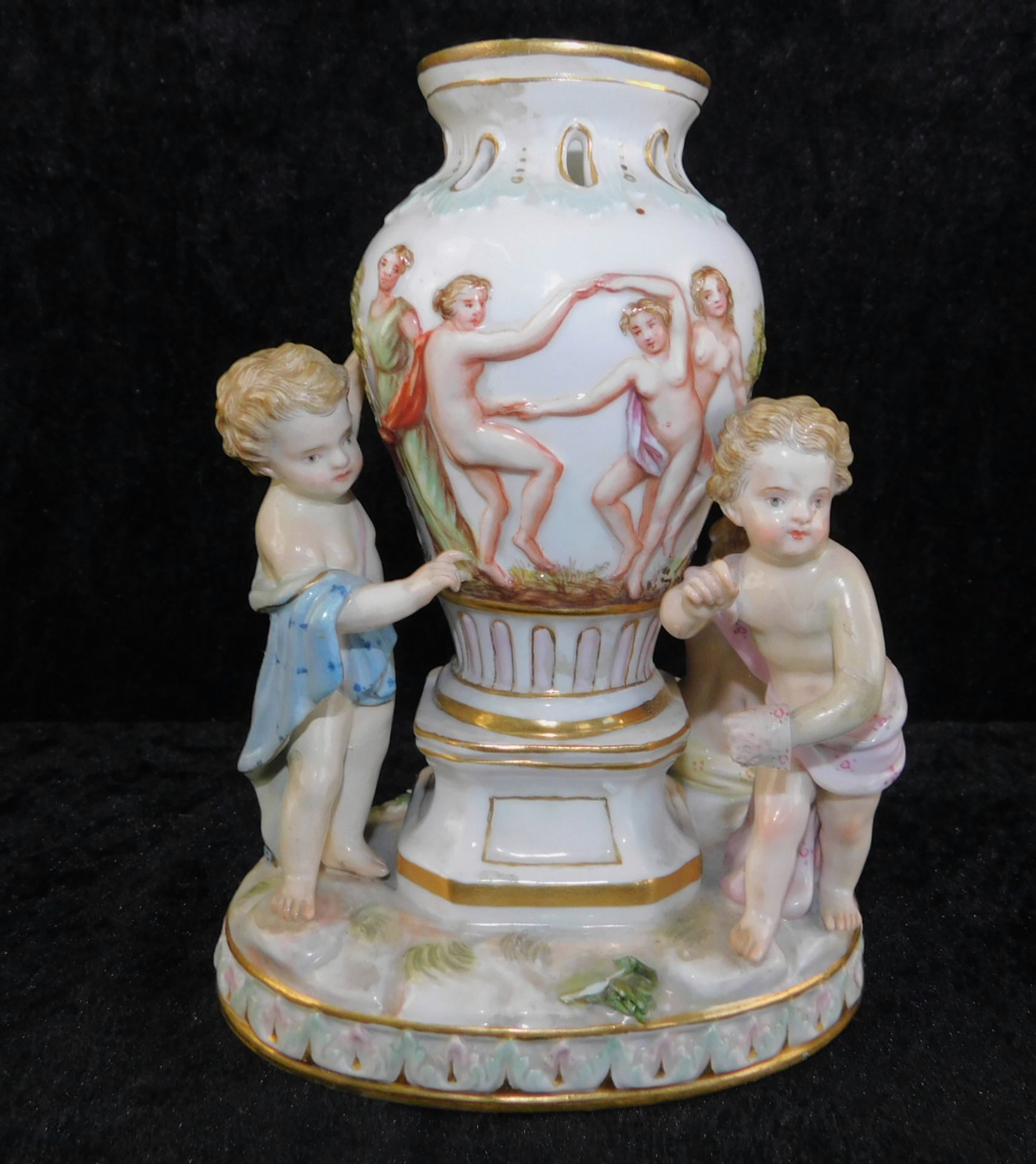 Meissen Amphorenvase mit Putti, Knaufzeit Ende 19. Jhdt., 1. Wahl, Höhe 15,5 cmPorzel