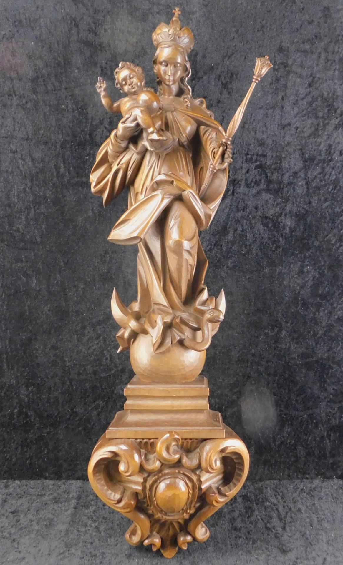 Madonna mit Kind, Holzskulptur auf Eck-Konsole, 2.H.20.Jhdt., Stempel Holzschnitzerei Kaiserberg
