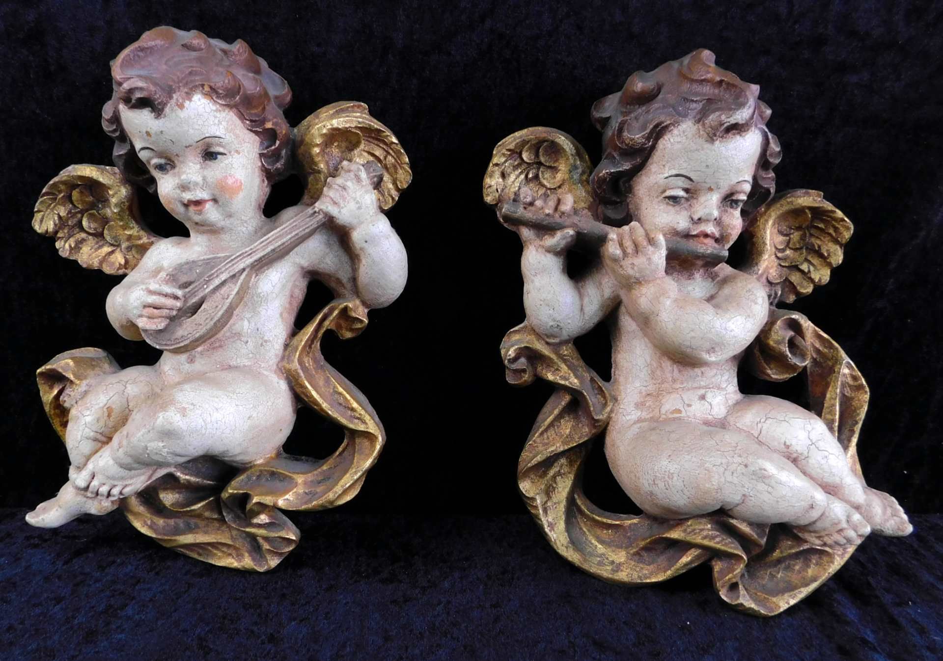 2 Engel, Putti Achatit, 2.H.20.Jhdt., polychrome Fassung, Höhe ca. 25 cm