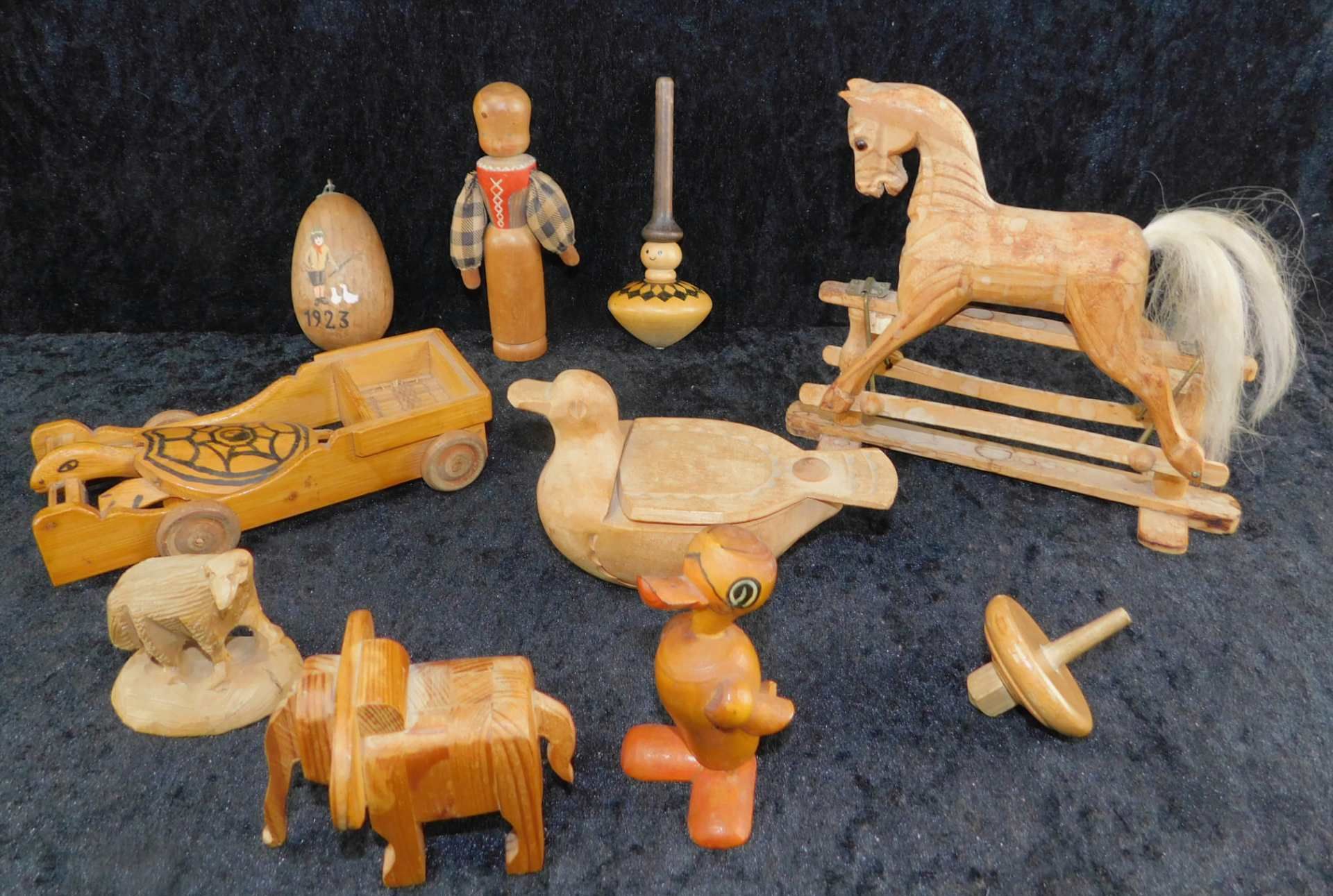 Konvolut Holz-Spielzeug, 10-tlg., Püppchen, Kreisel, Pferdchen u.a., ab Jahrhundertwende<br