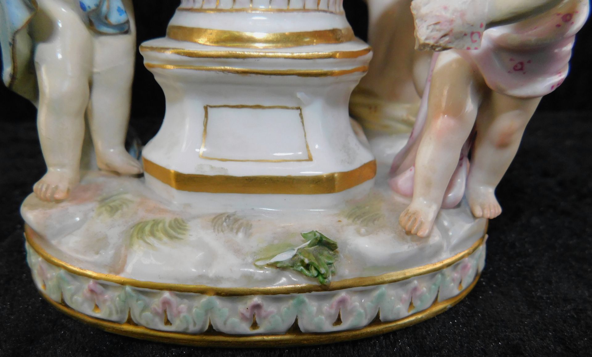 Meissen Amphorenvase mit Putti, Knaufzeit Ende 19. Jhdt., 1. Wahl, Höhe 15,5 cmPorzel - Image 5 of 5