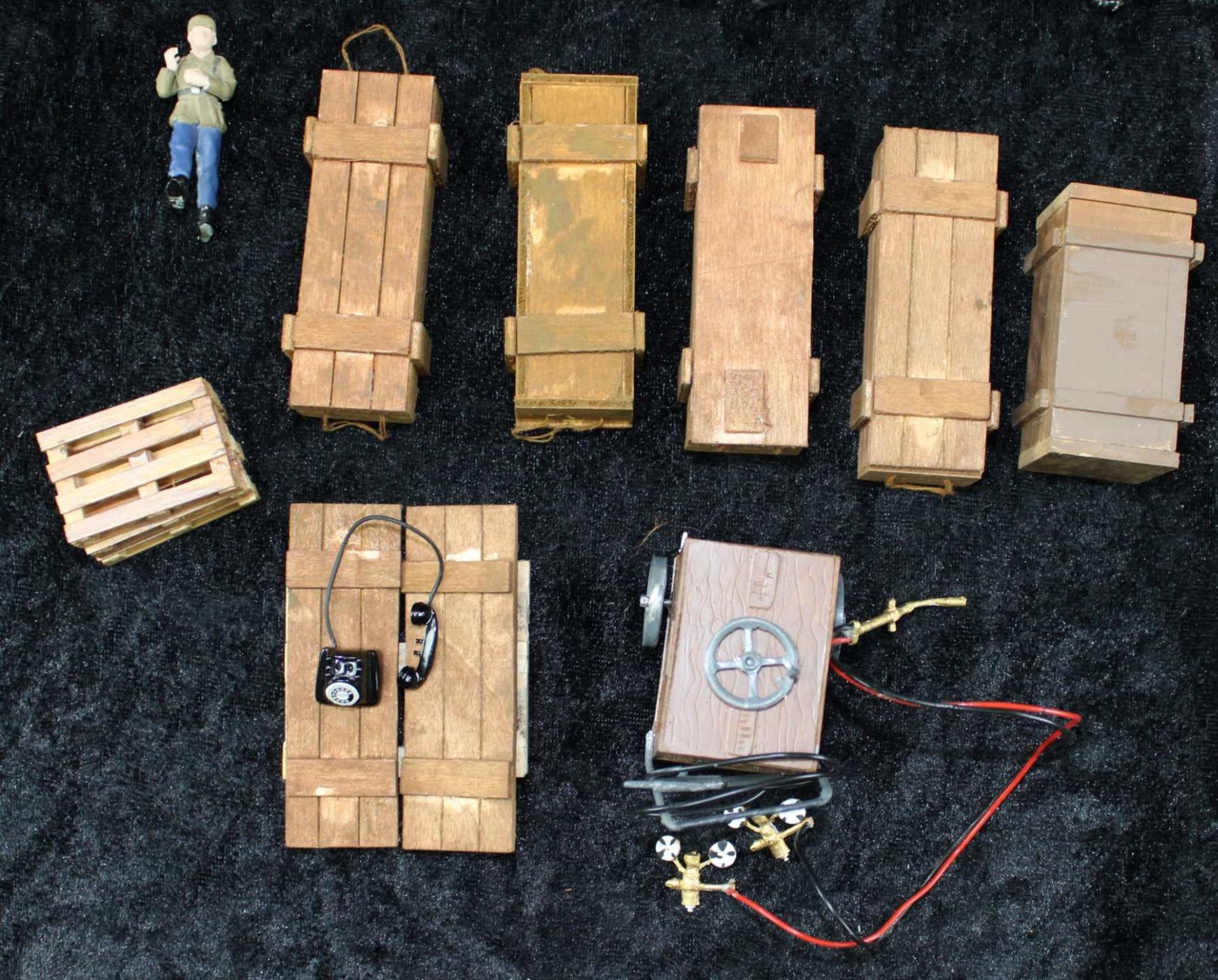 Konvolut, Zubehör für militärischen Modellbau, Figuren, Kisten u.a., ca. 25 Teile, Figuren: c - Bild 2 aus 2