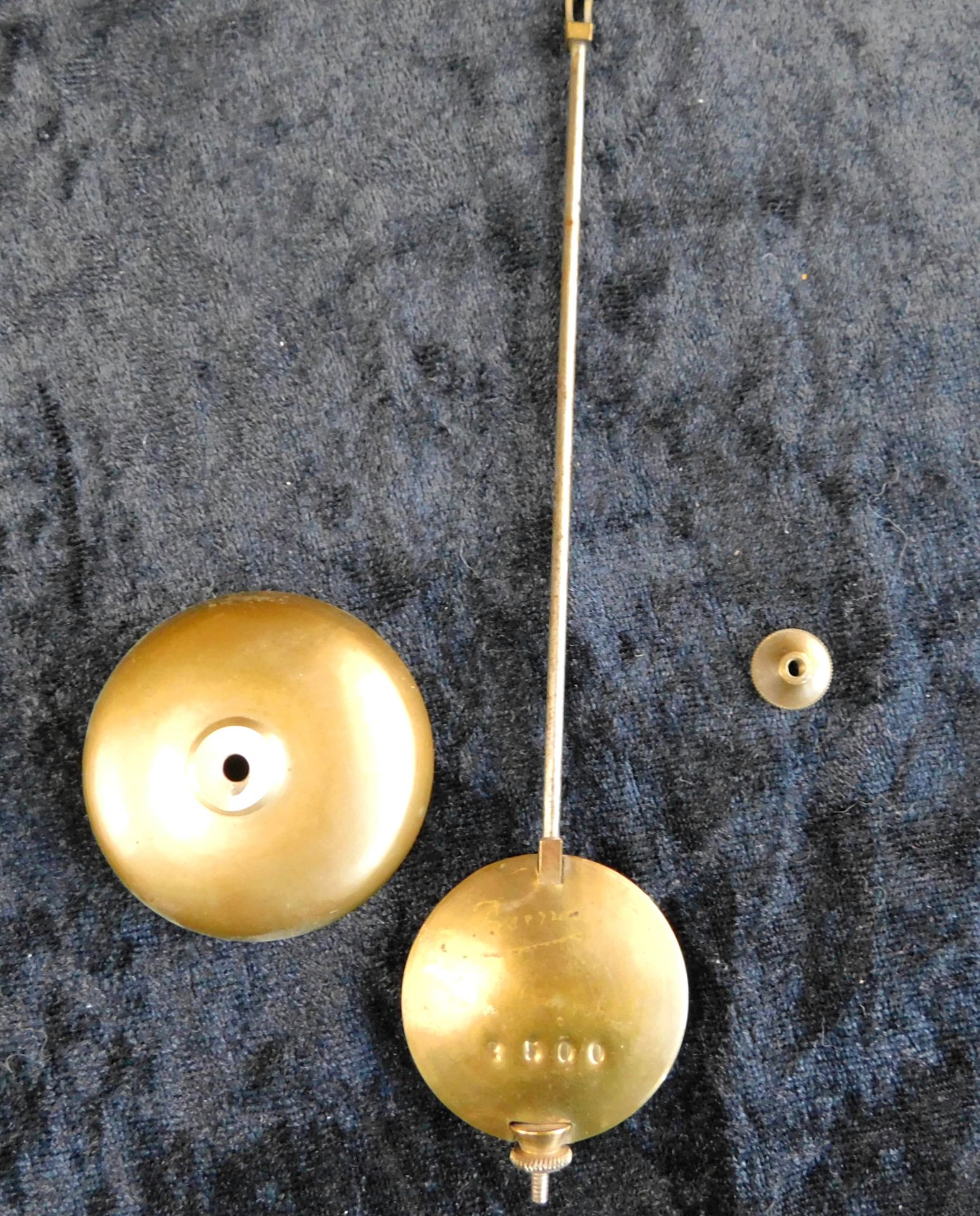 Kaminuhr mit Beisteller, französisch um 1860, Pendule und Säulen emailliert u. bemalt, Metallg - Bild 4 aus 10