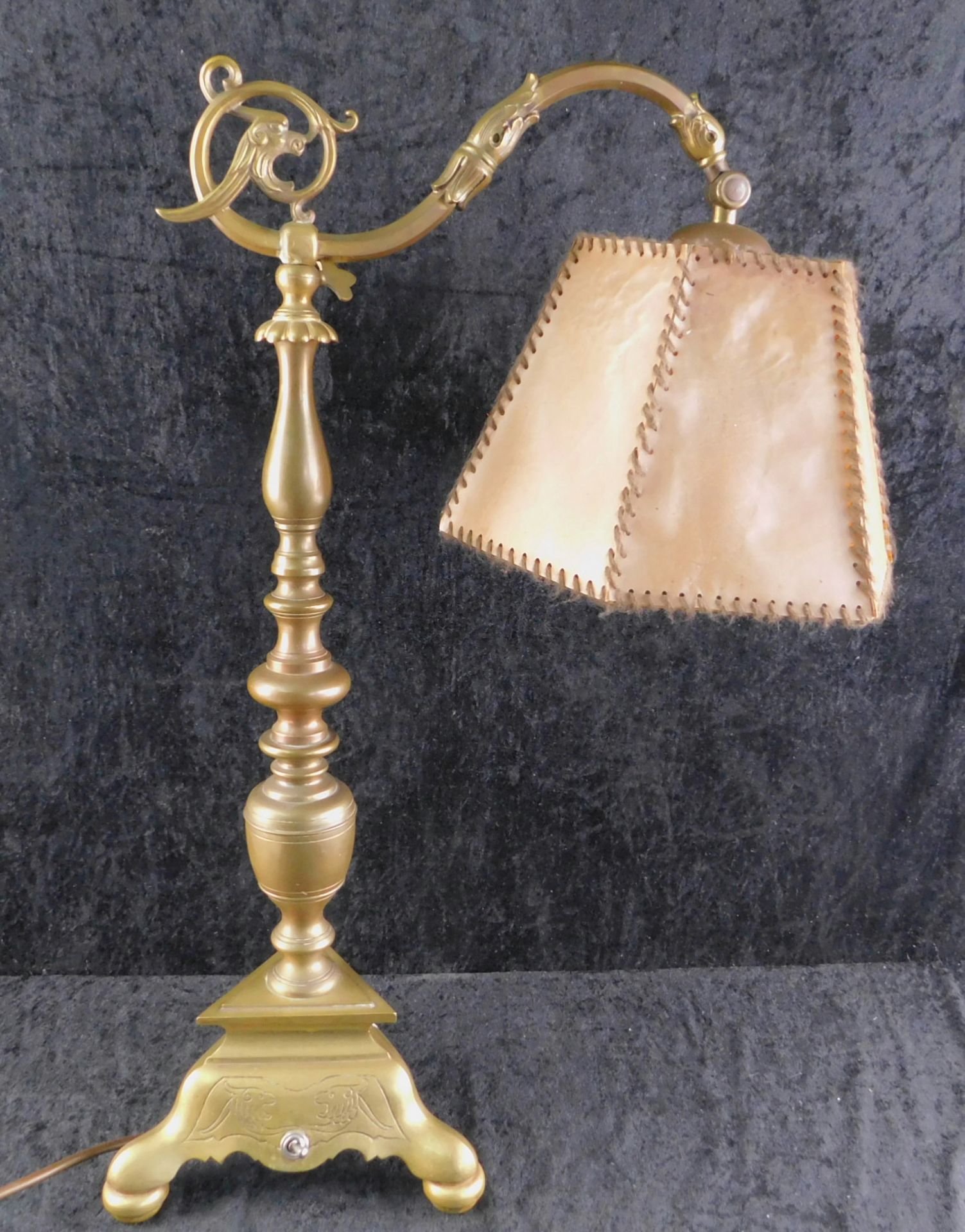 Tischlampe, 1. H. 20. Jhdt., Bronzefuß, Arm schwenkbar, Hebelschalter, Höhe 99 cmFun