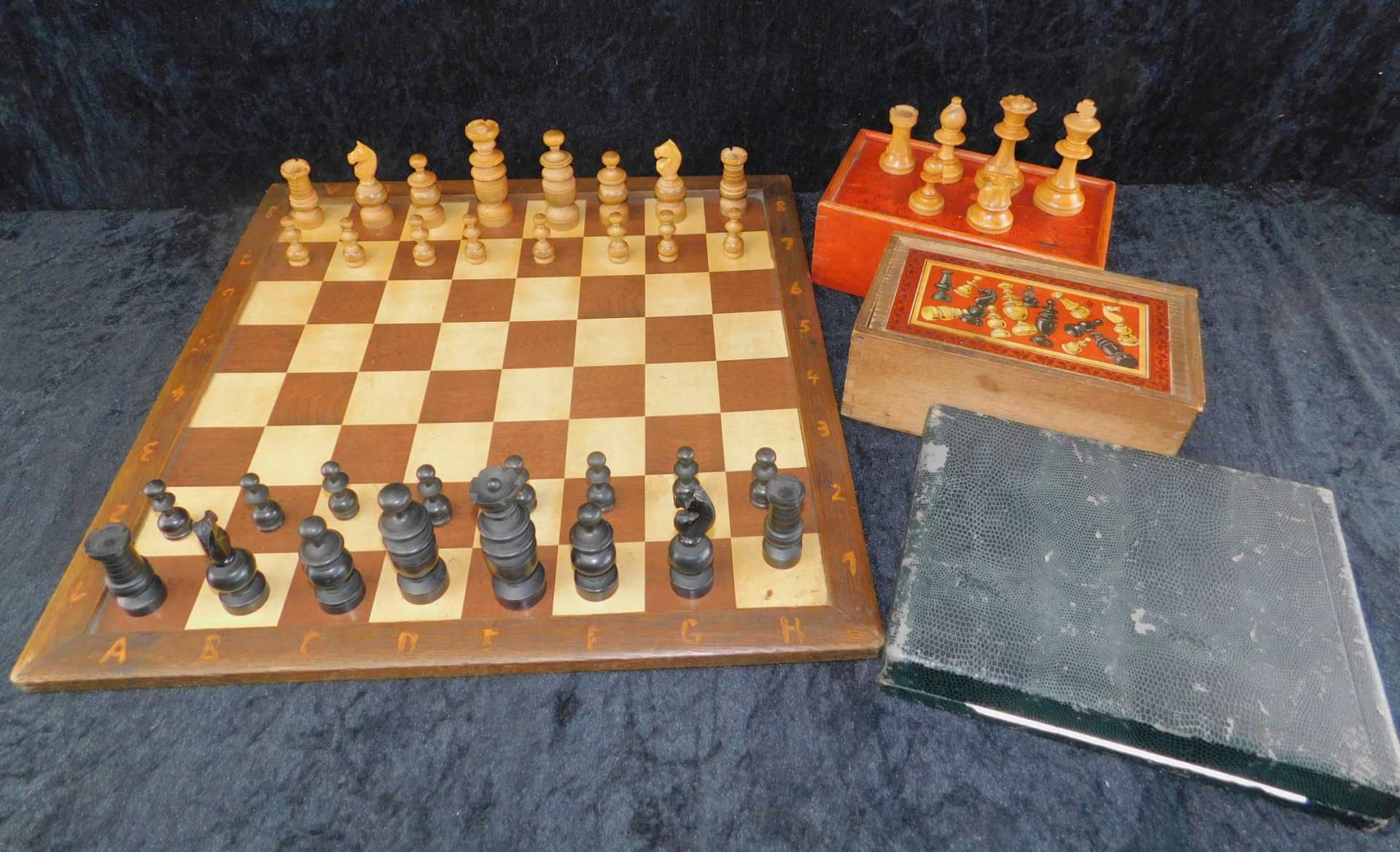 Schachbrett, Holz und 2 Sätze Schachfiguren, Holz in Kisten mit Schiebedeckel, 1920er Jahre