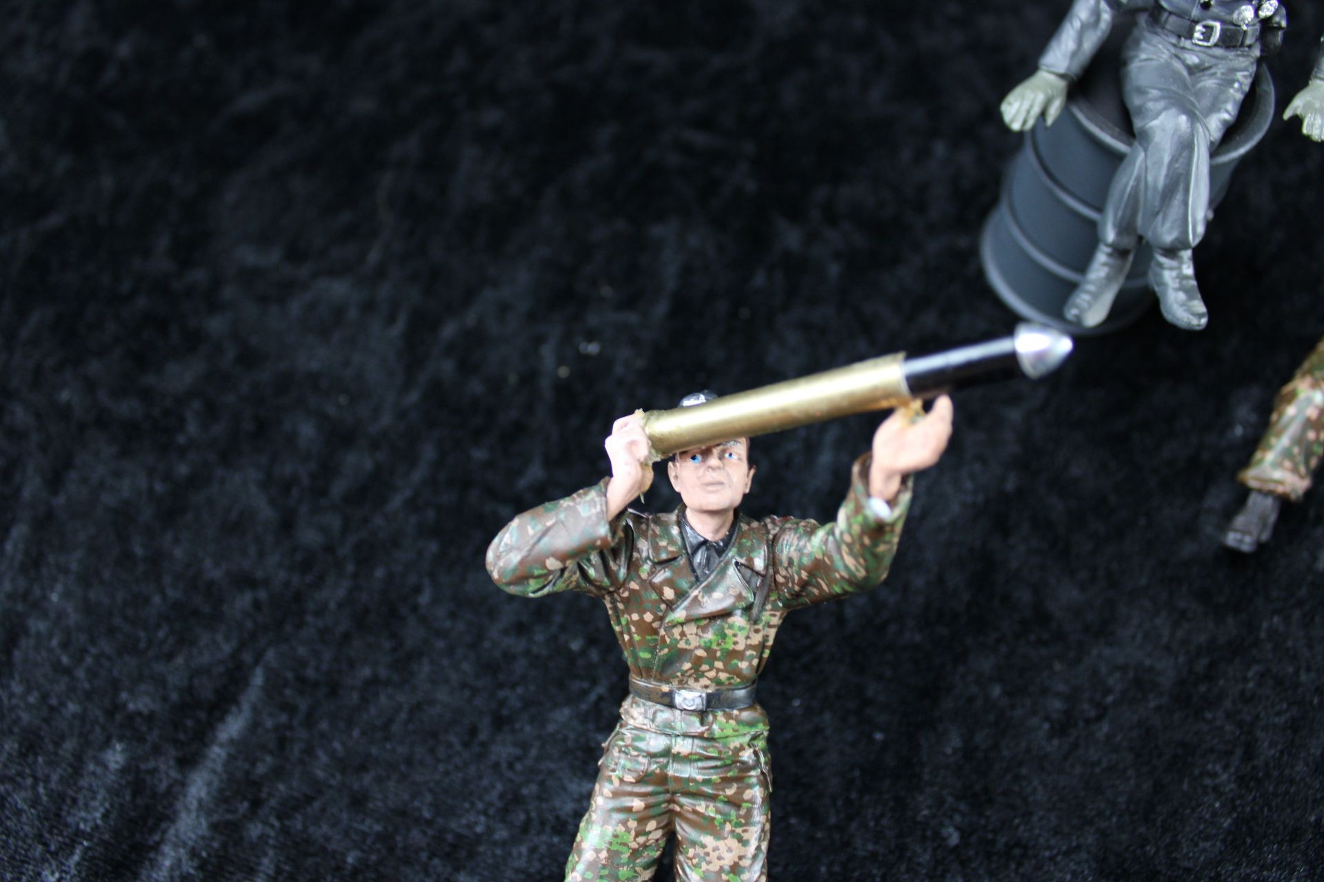 Revell/Torro, 3 Figuren (1/16) und ein Fass Höhe 6 cm für militärischen Modellbau. - Image 3 of 3
