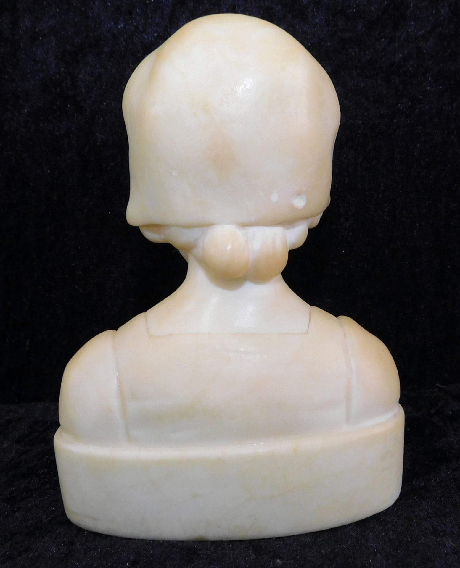 Mädchenbüste mit Haube, Goldscheider, Wien um 1900, Alabaster, Entwurf Vansteen, im Sockel sig - Image 3 of 5