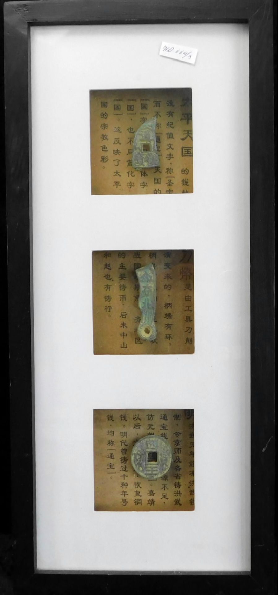 Chinesische Manilen,¨Primitivgeld, Bronze auf Papier in Holzrahmung montiert, 48 x 22 x 3,5 cm