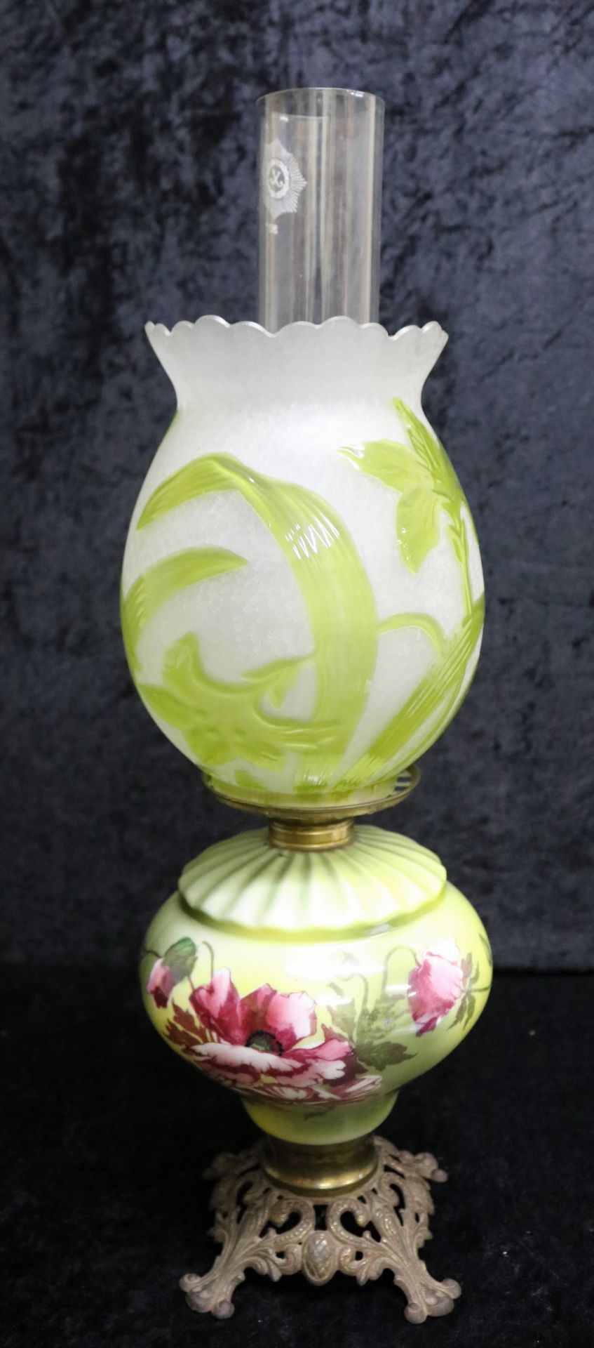 Phönix Petroleumlampe, Porzellan und Glas, grün mit Blumendekor