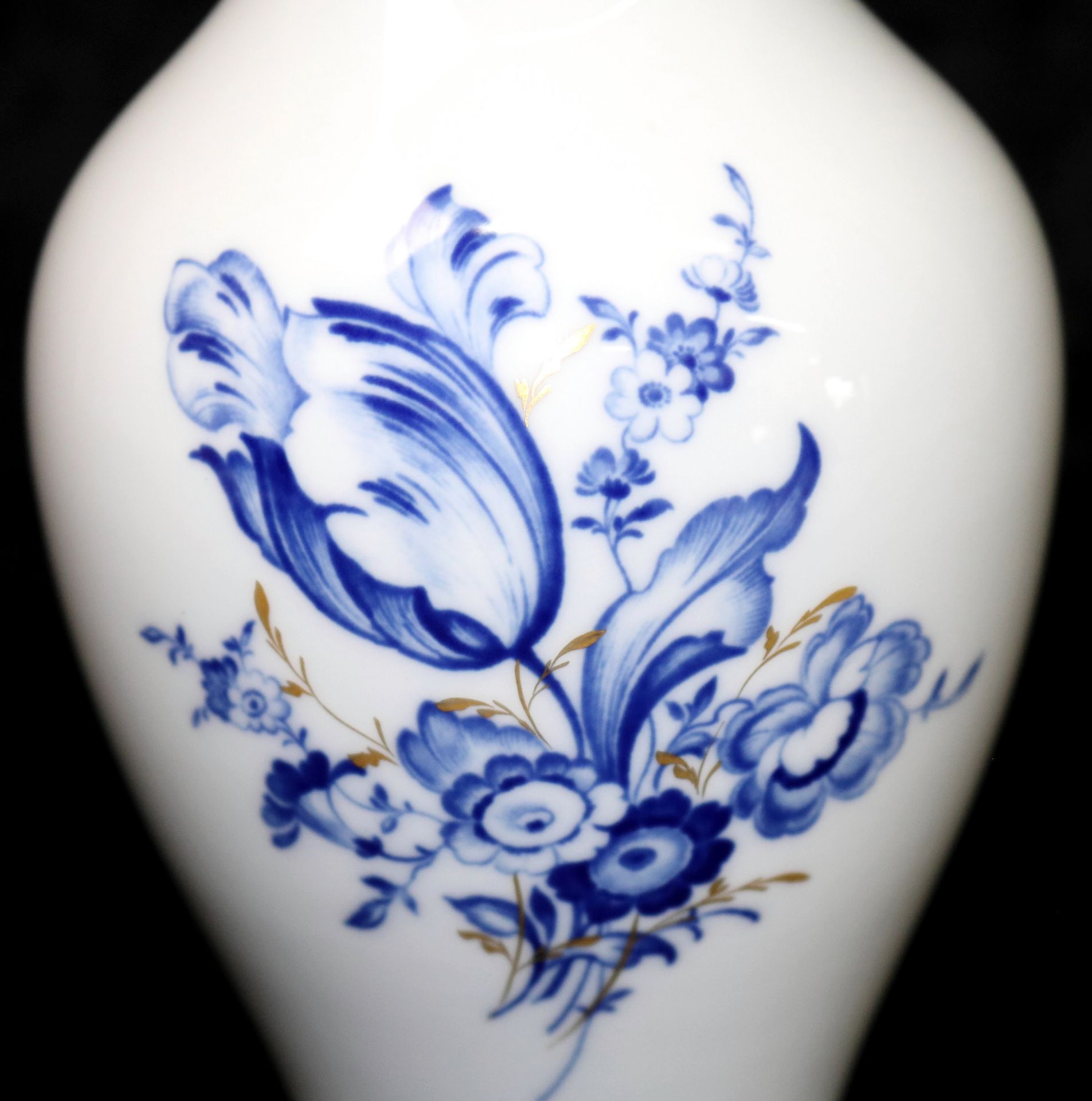 Meissen Porzellan, Vase blaues Blumendekor, 2. Wahl, gekreuzte Schwerter, 20. Jh. - Image 2 of 4