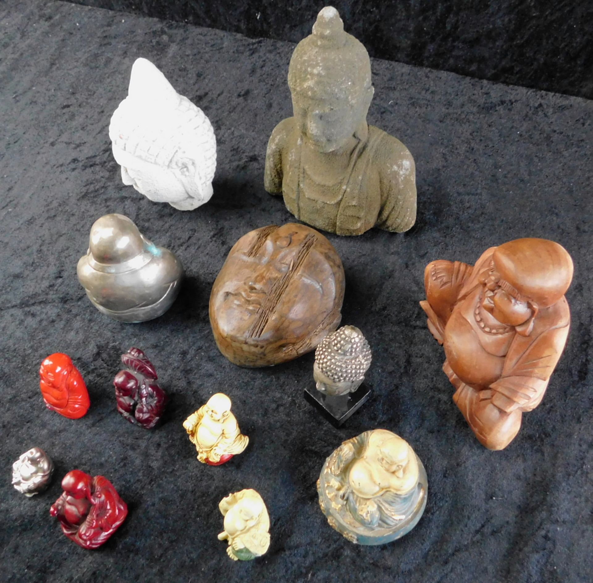 Konvolut aus 12 Buddha Figuren, 20.Jh., diverse Materialen, gut erhalten, Höhe 2 bis 16 cm - Bild 2 aus 2