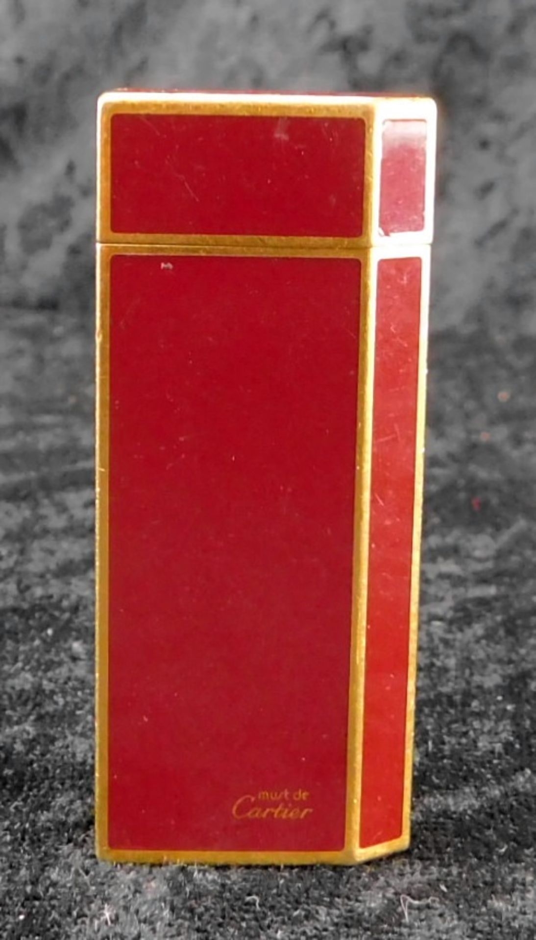 Cartier Feuerzeug, vergoldet, 953 10 J. Swiss made, Plaque or G., 6 x 2,5 x 1 cm