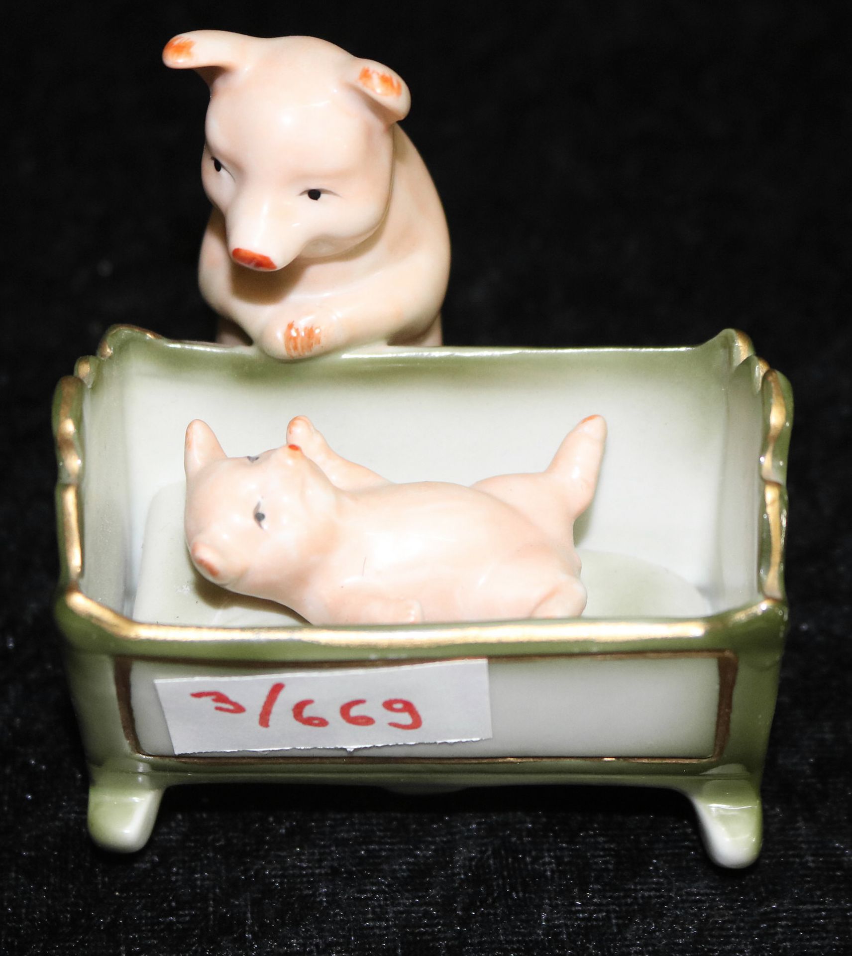 Sammelfigur Schweinchen "Mutter mit Kind an Wiege", Feinsteinzeug, 1920er Jahre