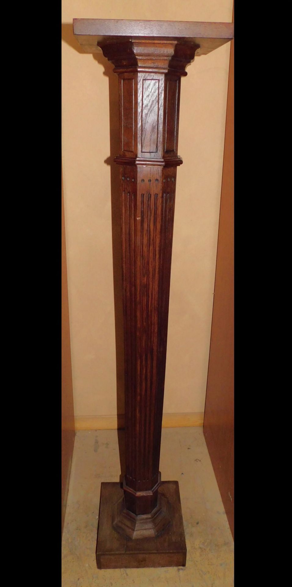 Blumensäule, Eiche, Jugendstil um 1910, Höhe 150 cm, Ablage oben 31 x 31 cm