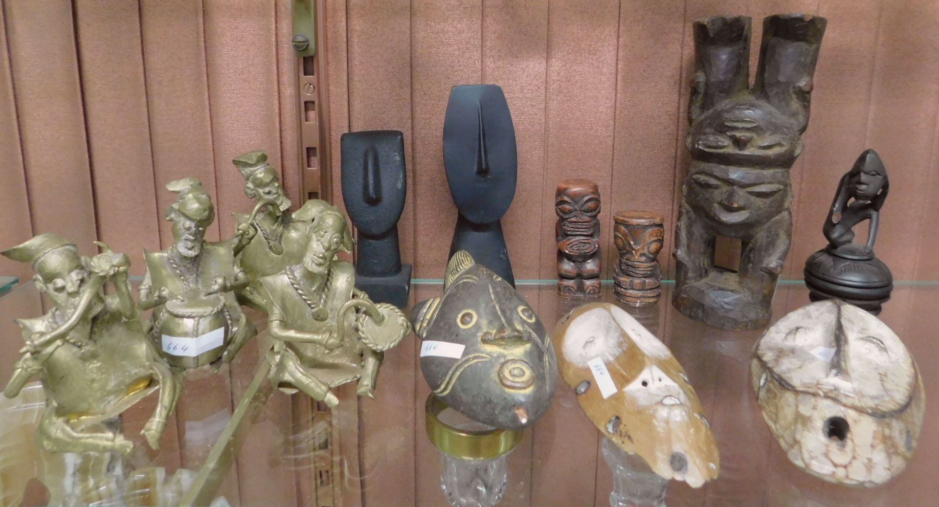 Konvolut, 13-tlg., afrikanische Volkskunst, Masken, Totems, Musiker, div. Mater., H von 5 bis 16,5cm