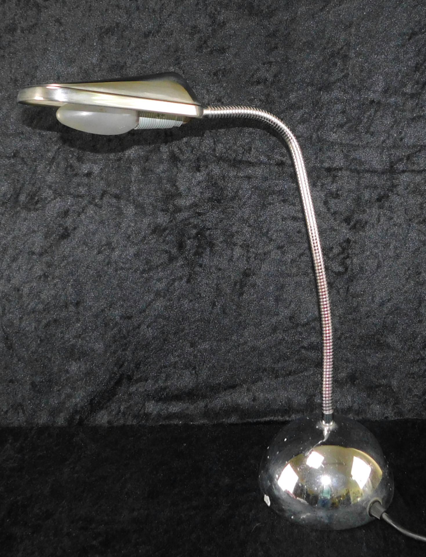 Tischlampe verchromt, 1970er Jahre Industrie-Design, flexibler schwenkbarer Arm, H bis 62 cm - Image 2 of 2