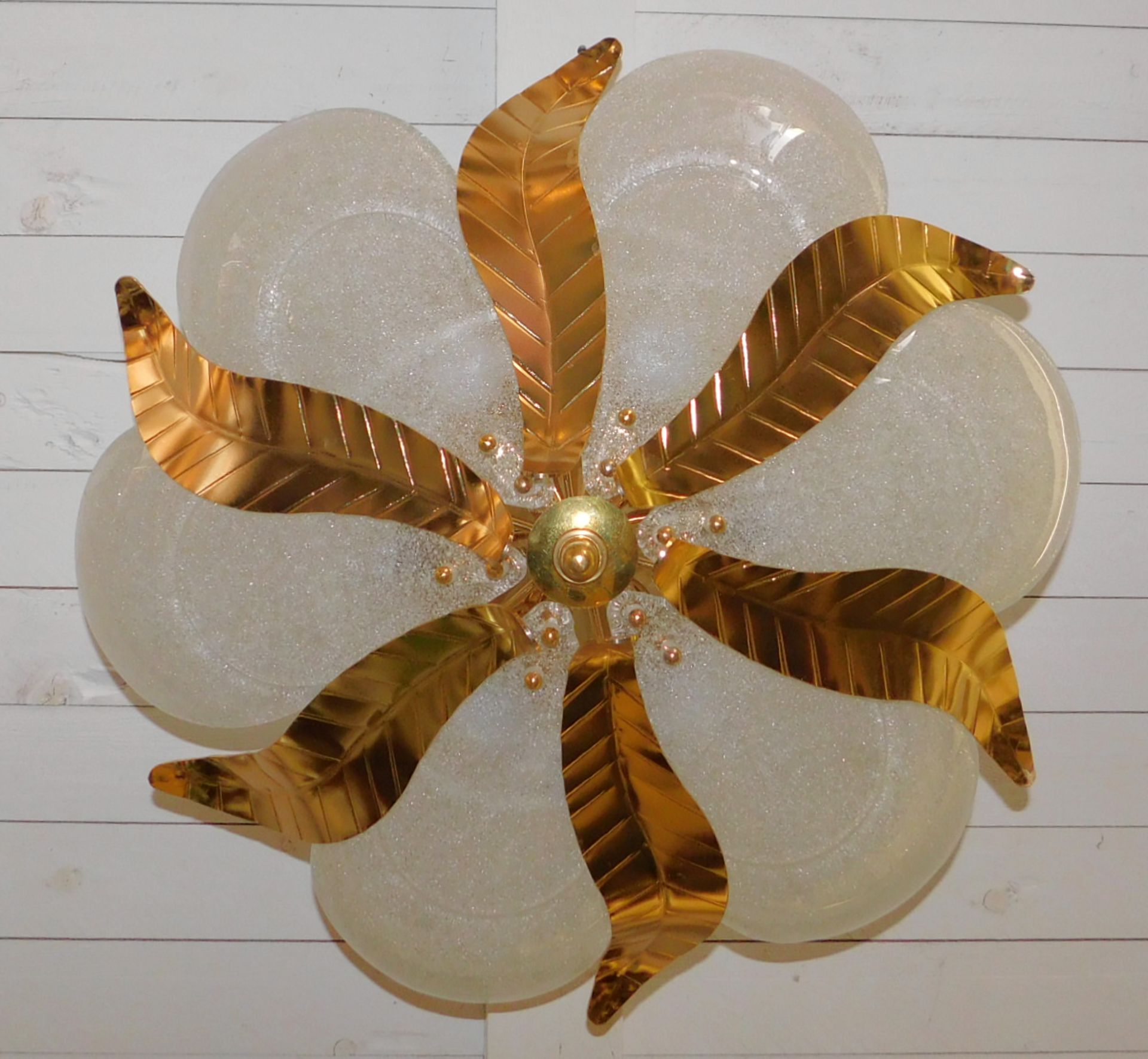Deckenleuchte, Novaresi, 1970er Jahre, Blütenform, Muranoglas strukturiert/Messing vergoldet Ø 70 cm - Bild 2 aus 2