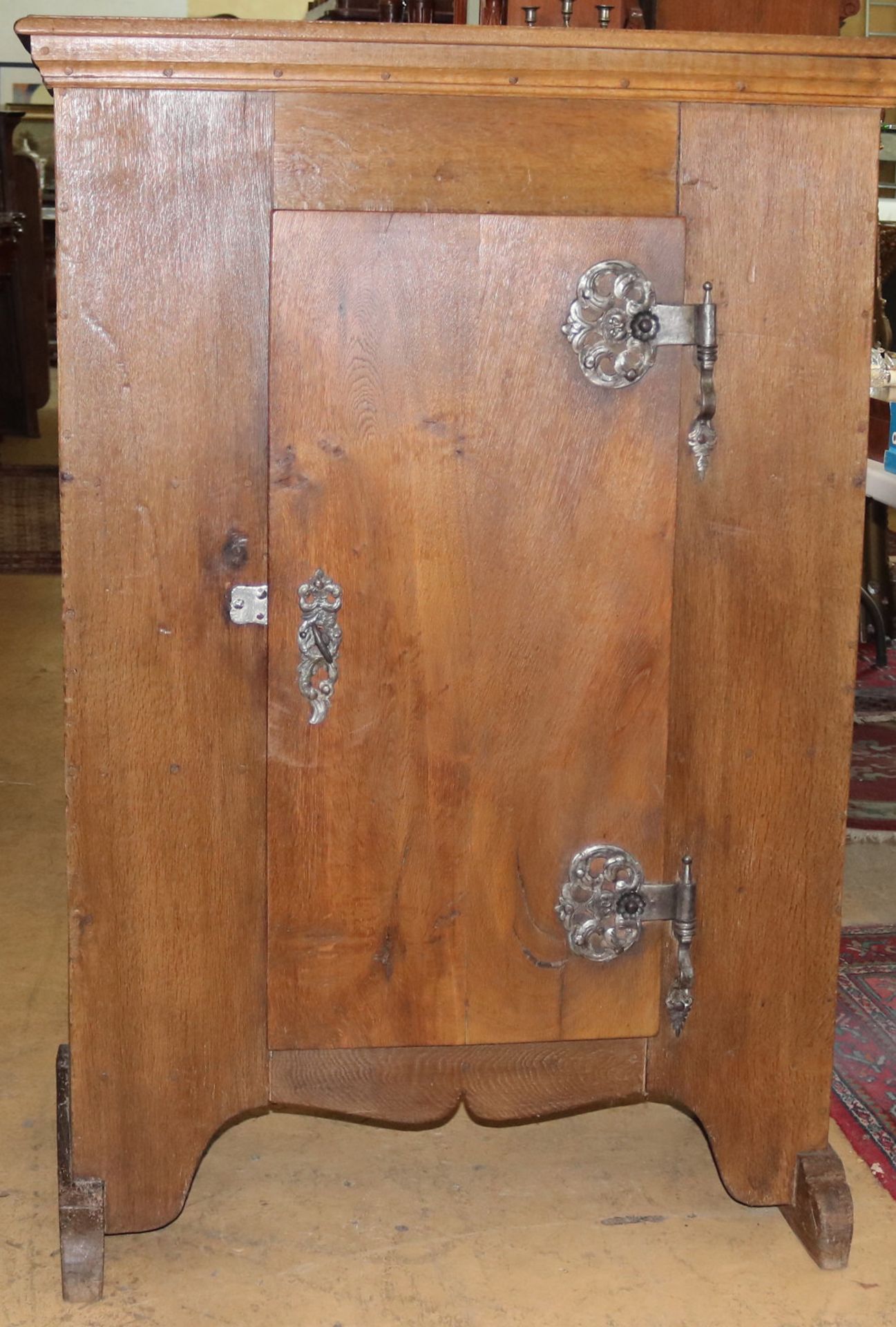 Kleiner Milchschrank, Eiche, Barock um 1750, H: 134 cm