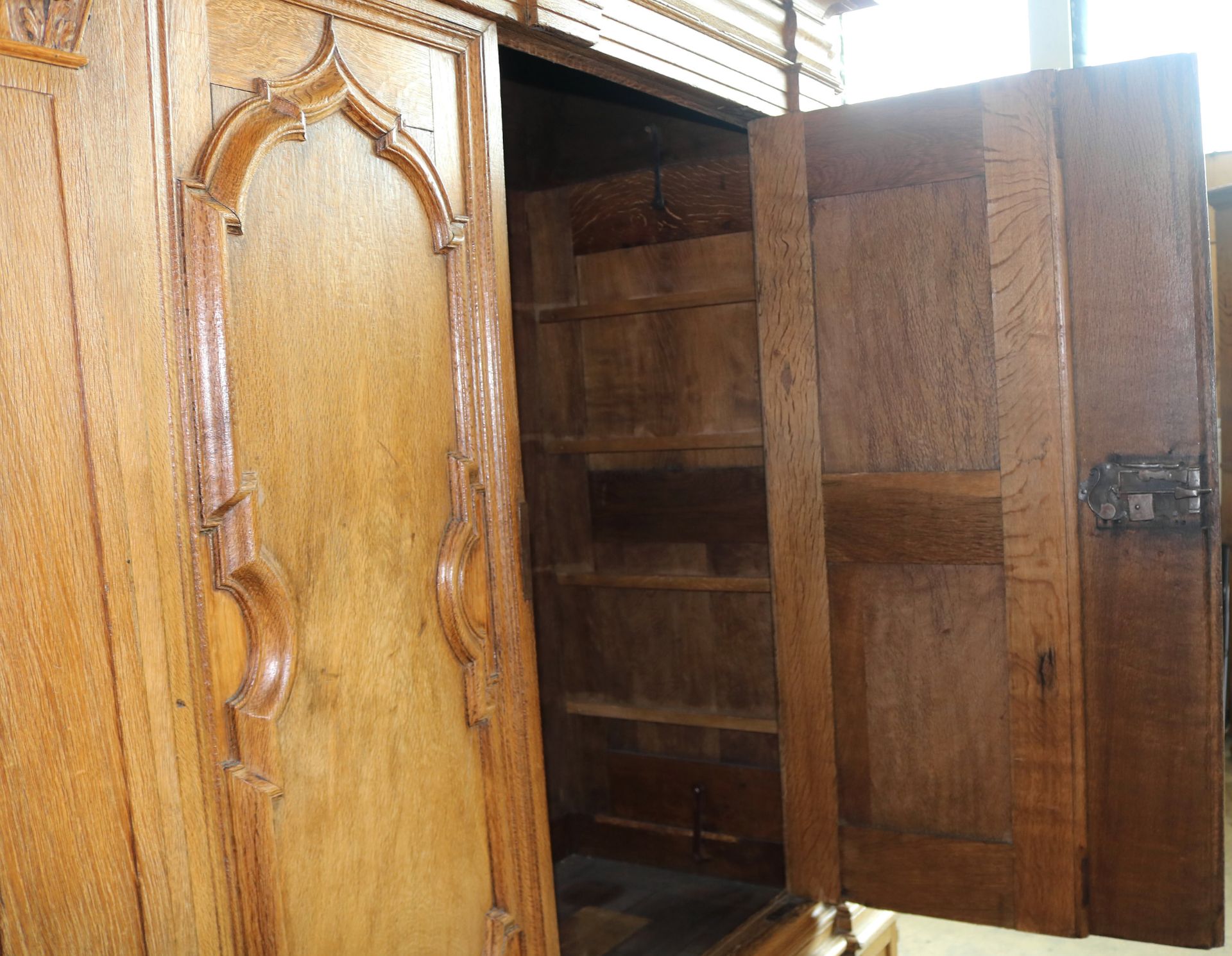 Westfälischer Eichenschrank mit Pilastern, Barock um 1750, H: 235 cm - Image 5 of 6