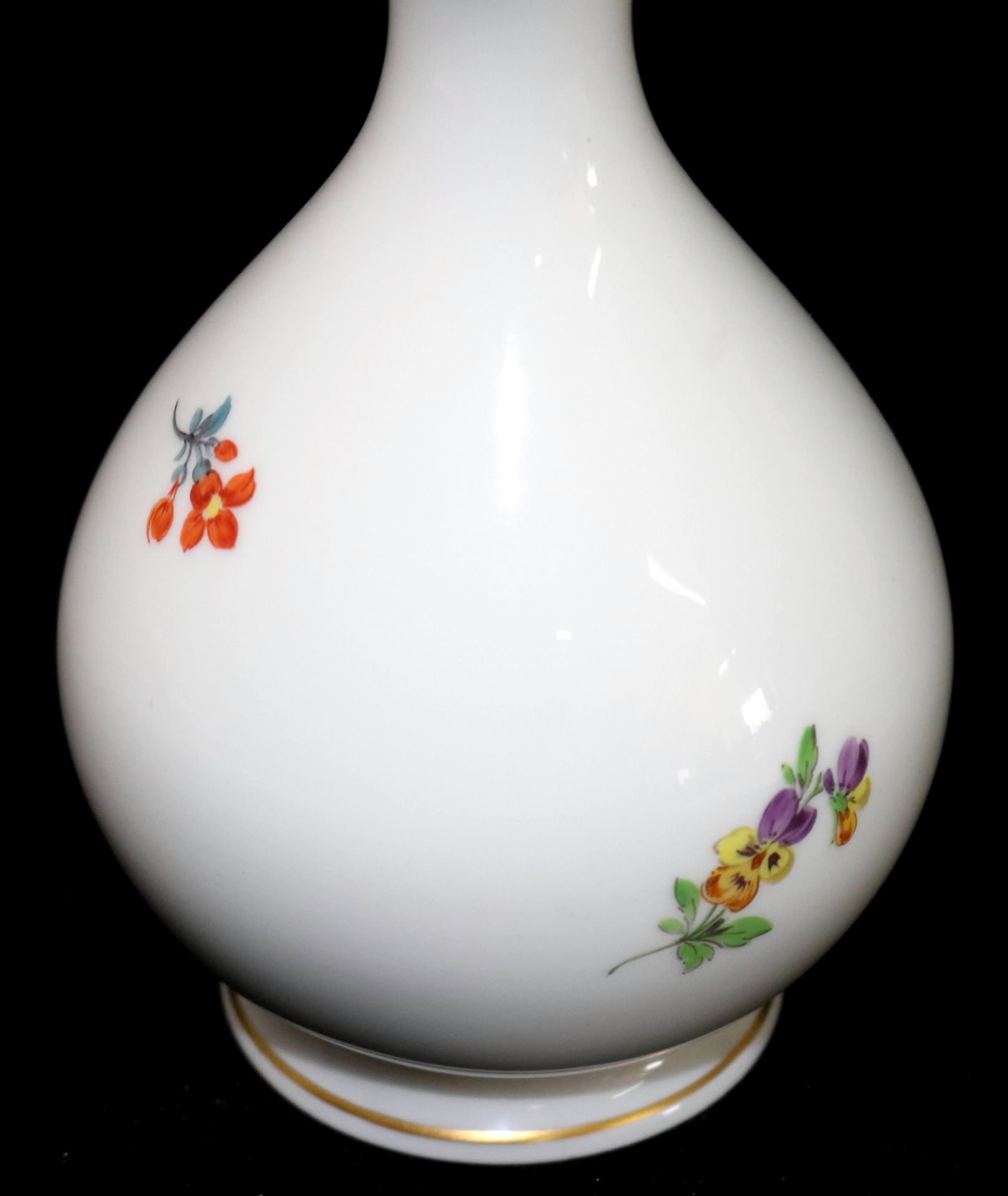 Meissen Porzellan, kleine bauchige Vase mit Blumendekor, 2. Wahl, gekreuzte Schwerter, 20. Jh. - Image 2 of 4