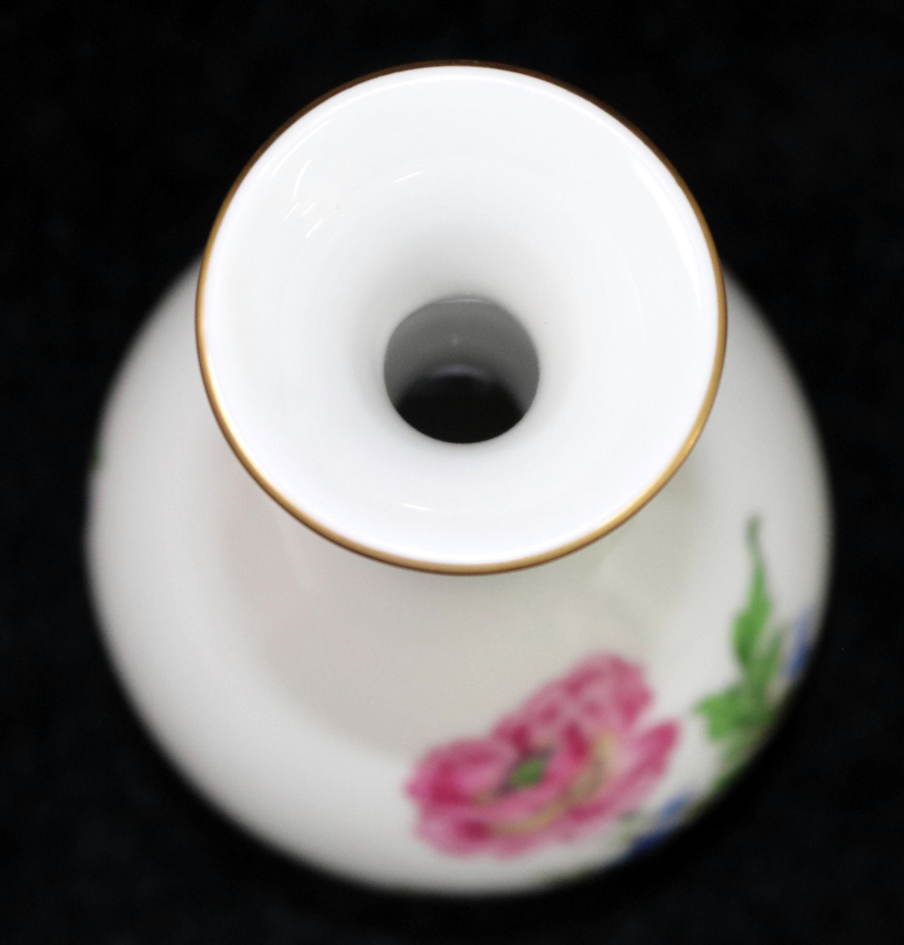 Meissen Porzellan, kleine bauchige Vase mit Blumendekor, 2. Wahl, gekreuzte Schwerter, 20. Jh. - Image 3 of 4